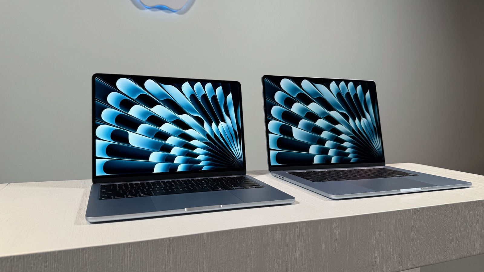 Apple من Apple بحجم 13 بوصة و 15 بوصة مع M4 مع Sky Blue