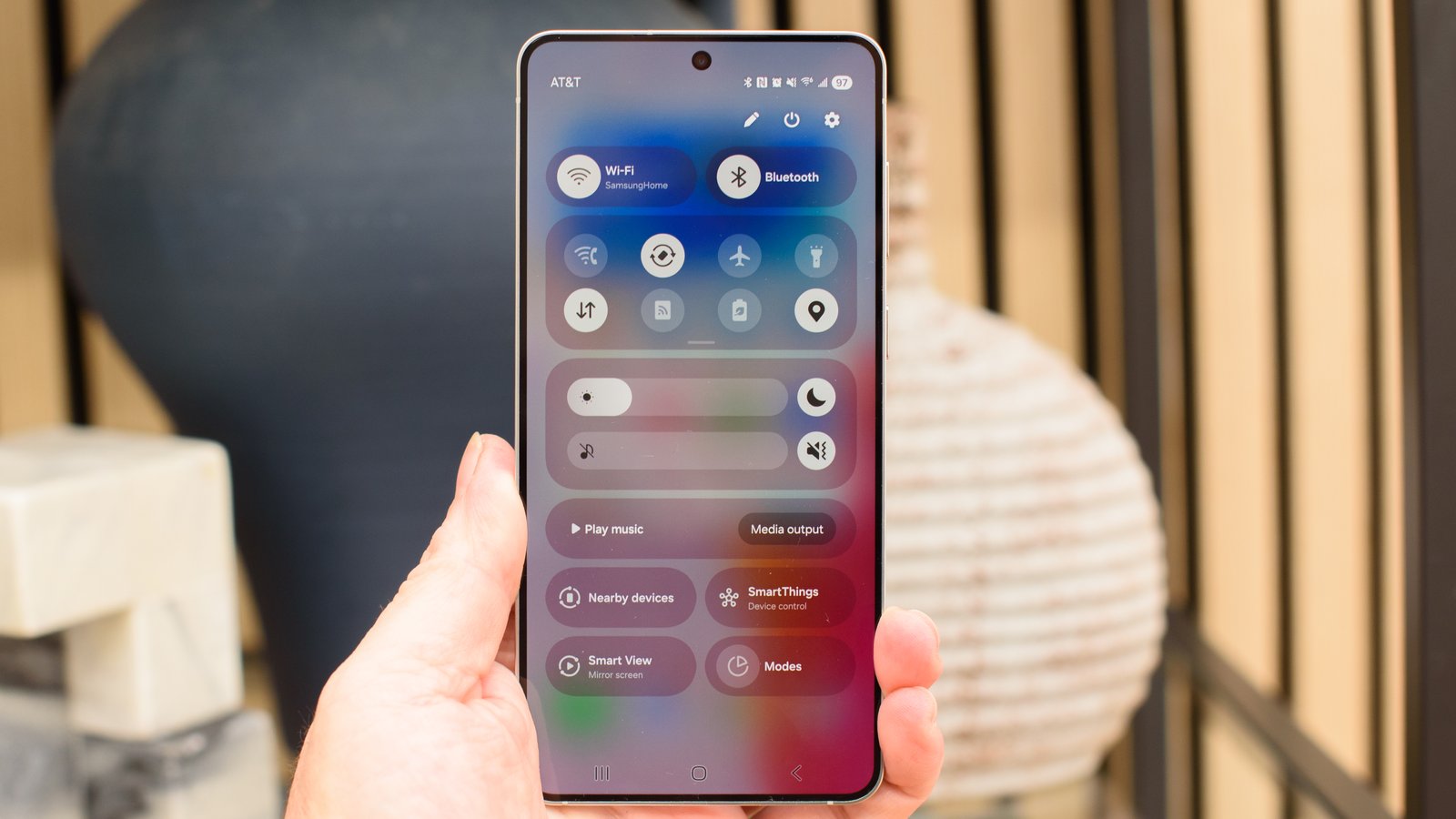 Samsung Galaxy S25 Edge باللون الأسود والأزرق والفضي