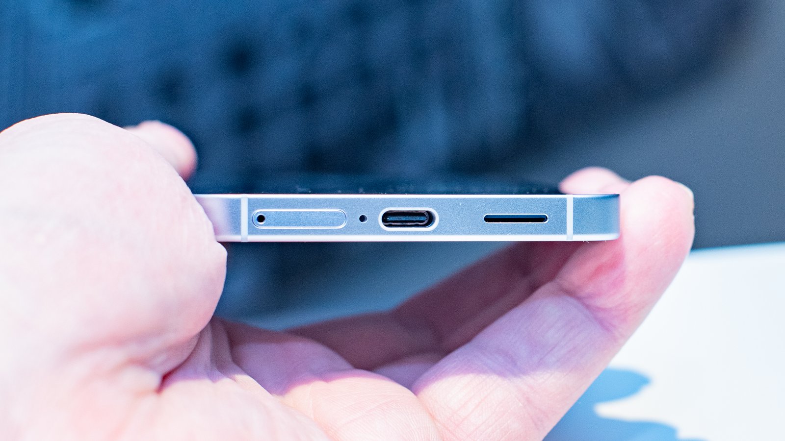 Samsung Galaxy S25 من أسفل في متناول اليد ، ويظهر منفذ USB-C