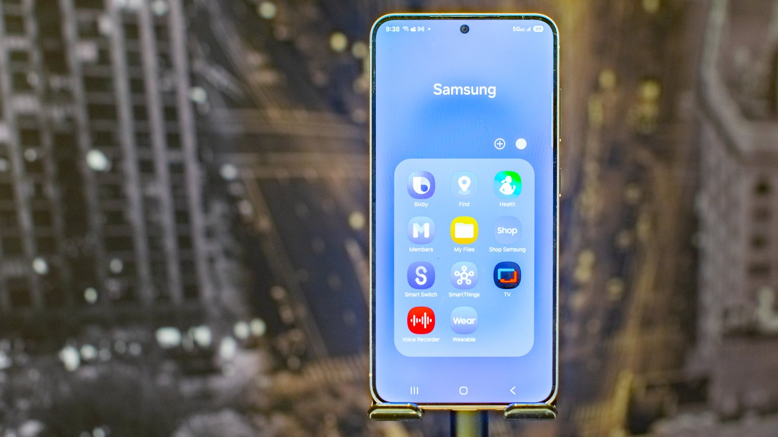 Samsung Galaxy S25 تُظهر مجلد تطبيقات Samsung تم تثبيته مسبقًا على الأجهزة