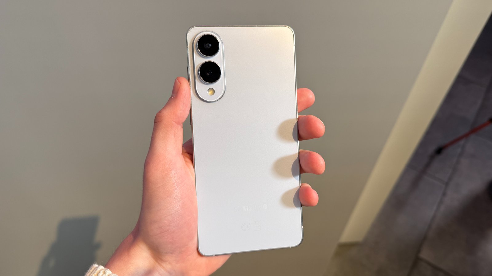 حافة Galaxy S25 في اليد