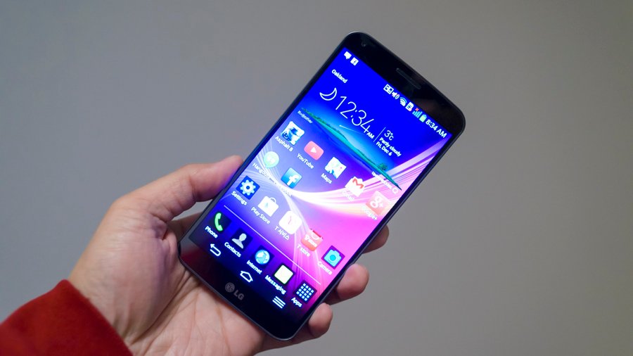 يد تمسك هاتف LG G Flex