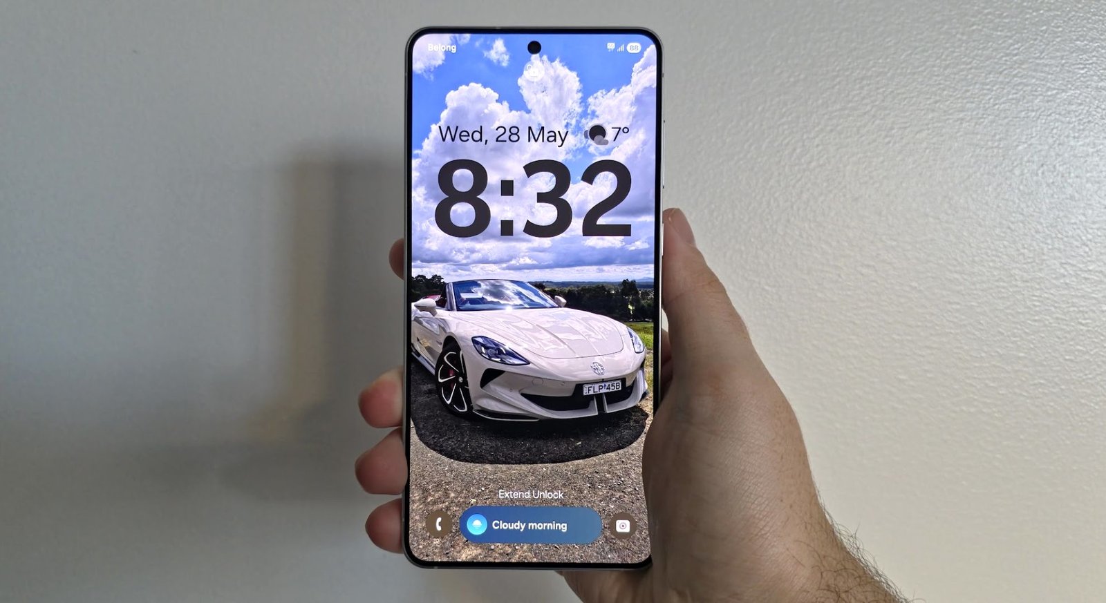 Samsung Galaxy S25 Edge من الأمام مع سيارة على شاشة القفل