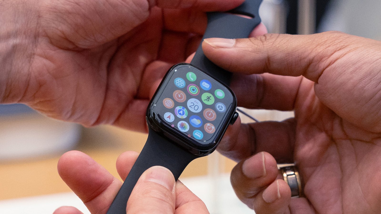 Apple Watch Series 10 محتجزة في يد