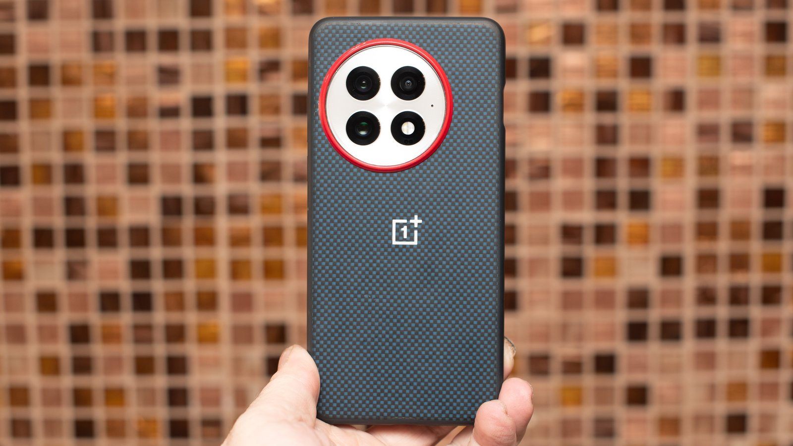 OnePlus 13 في علبة الألياف Aramid من الخلف تظهر الحلقة الحمراء