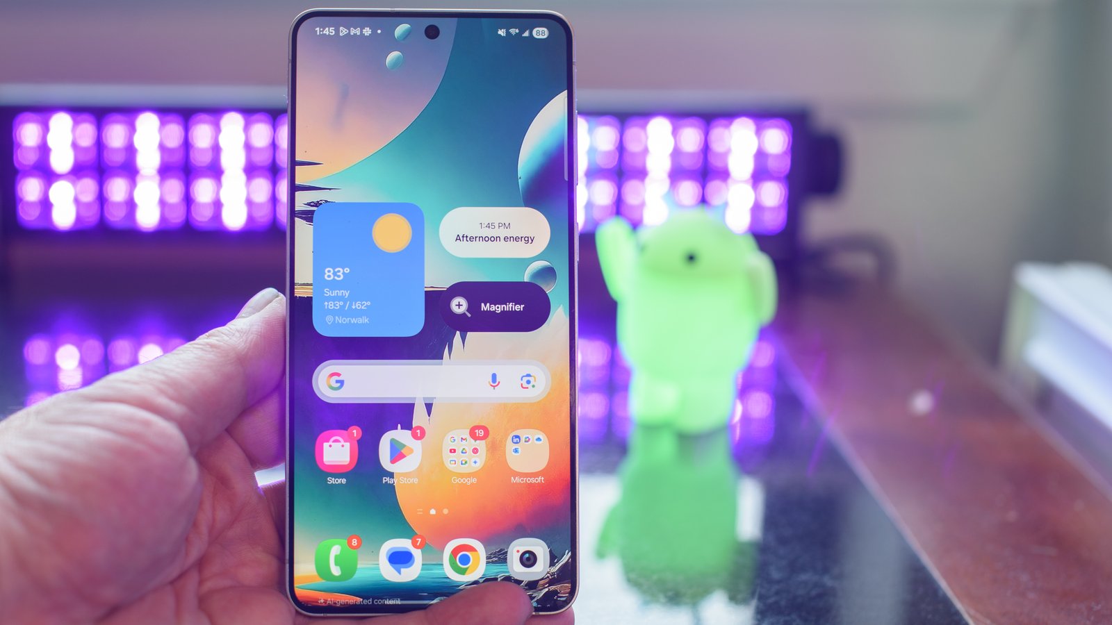 Samsung Galaxy S25 Edge تبين الشاشة الرئيسية وخلفية الذكاء الاصطناعي مع الأضواء السوداء وتمييز Android غير واضح في الخلفية