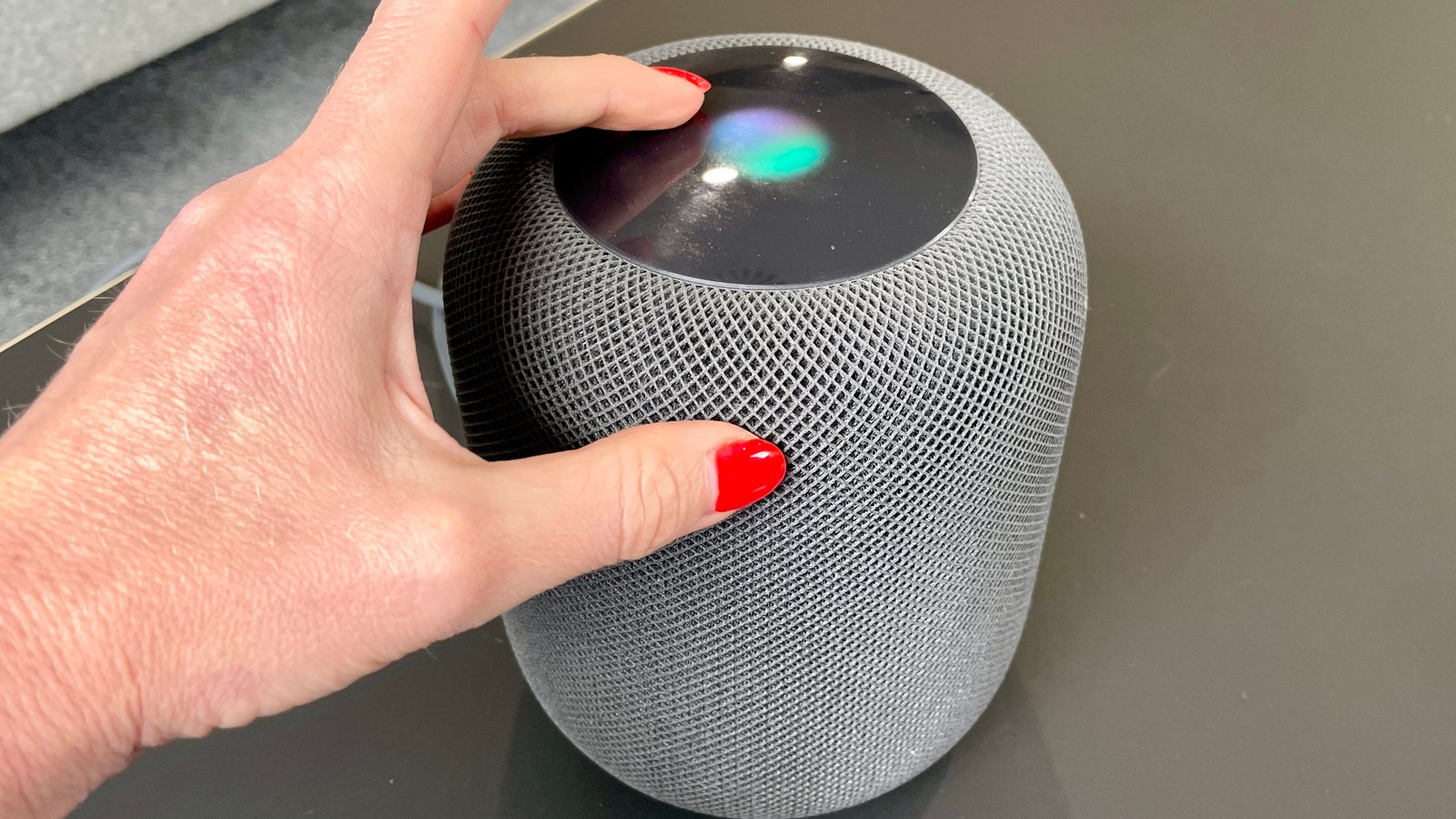 Apple HomePod الأصلي في غرفة الاستماع