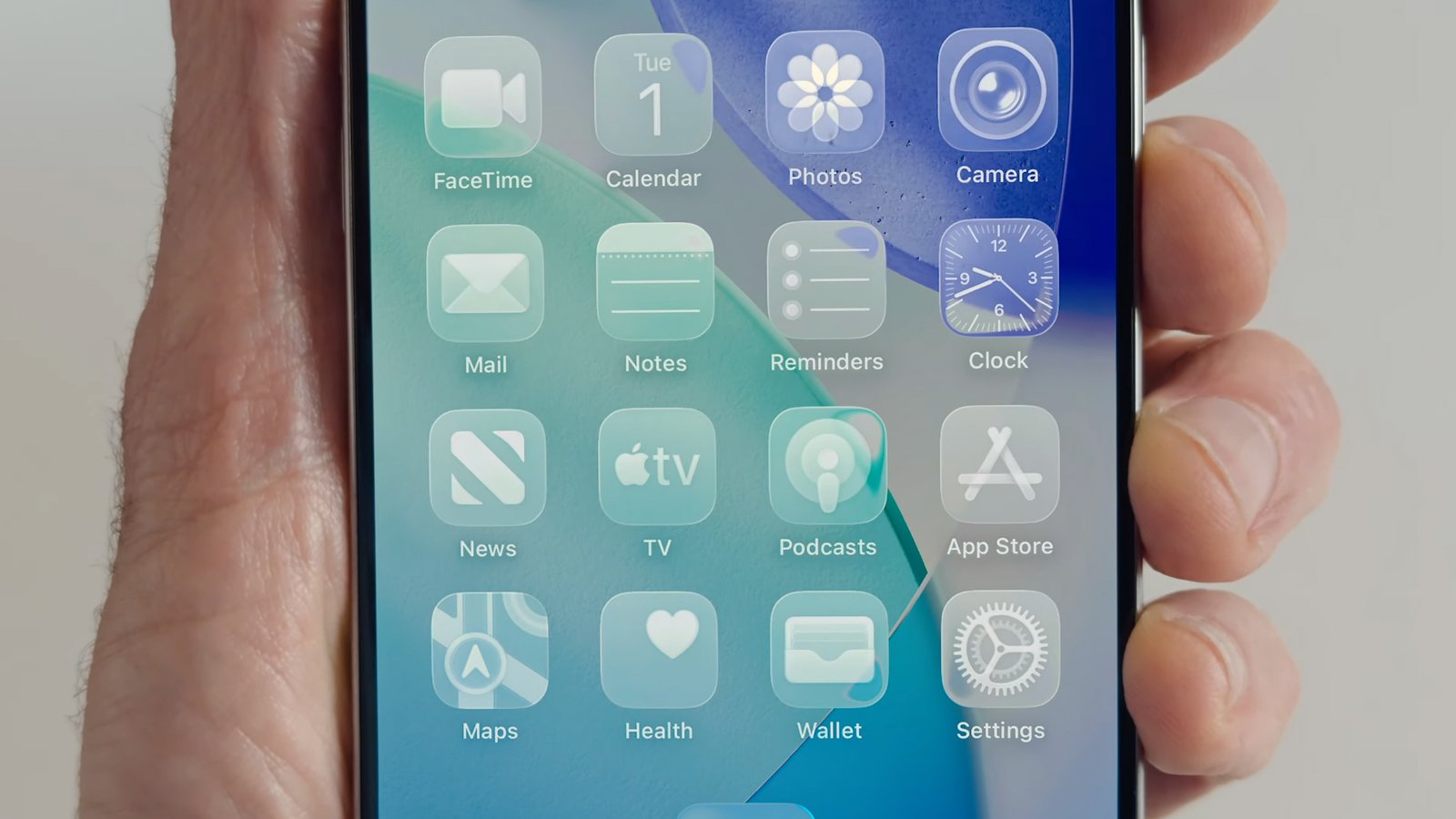 يد تحمل جهاز iPhone إلقاء نظرة على 
