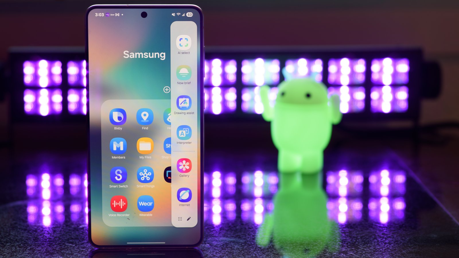 Samsung Galaxy S25 Edge تبين لوحة Samsung Edge مع الأضواء السوداء وتمييز Android غير واضح في الخلفية
