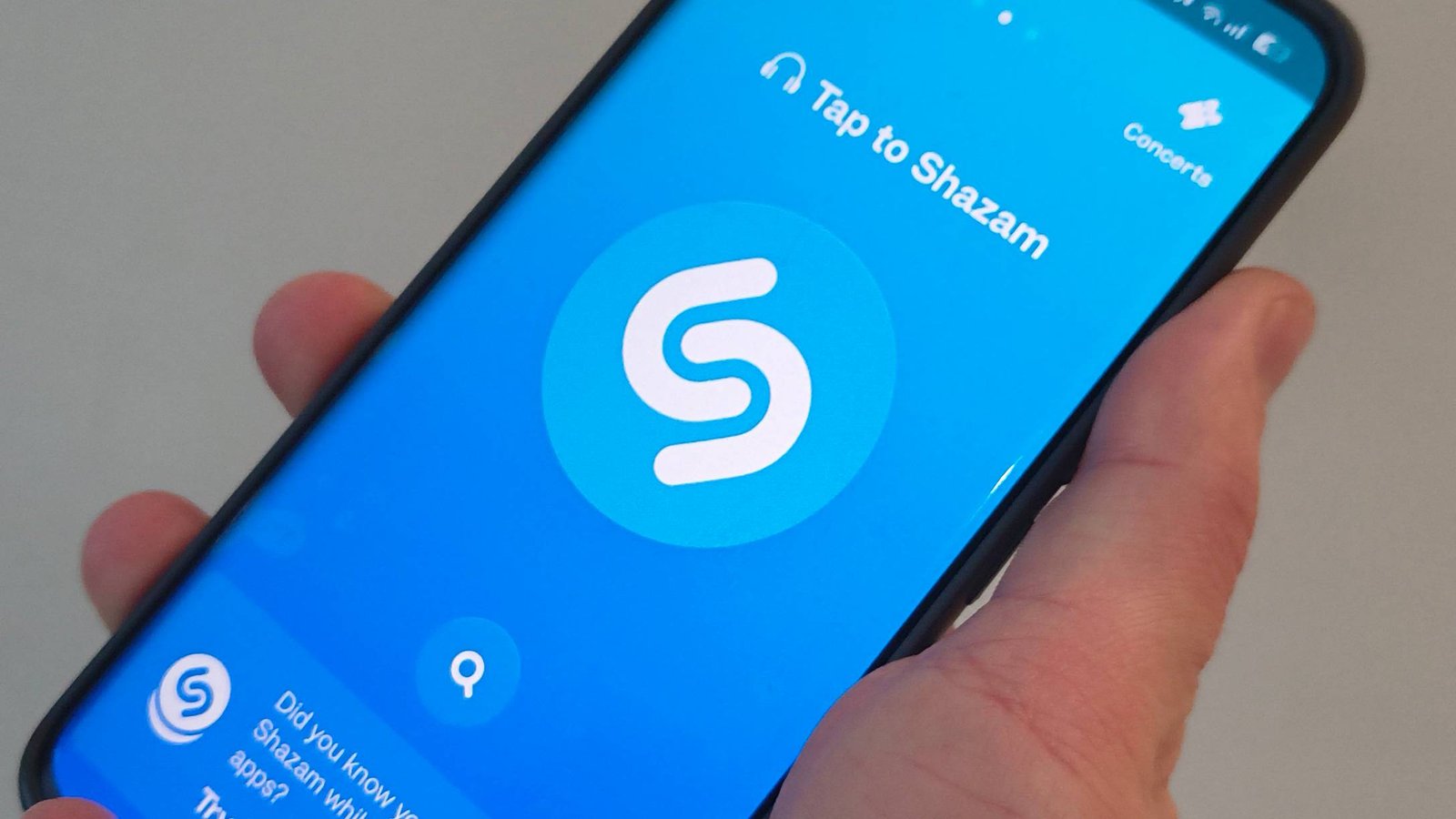 تطبيق Shazam على هاتف عالم.