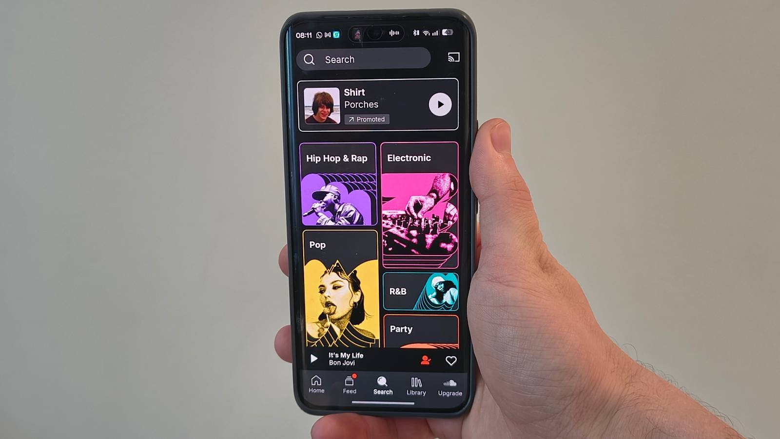 تطبيق SoundCloud على هاتف عالم.