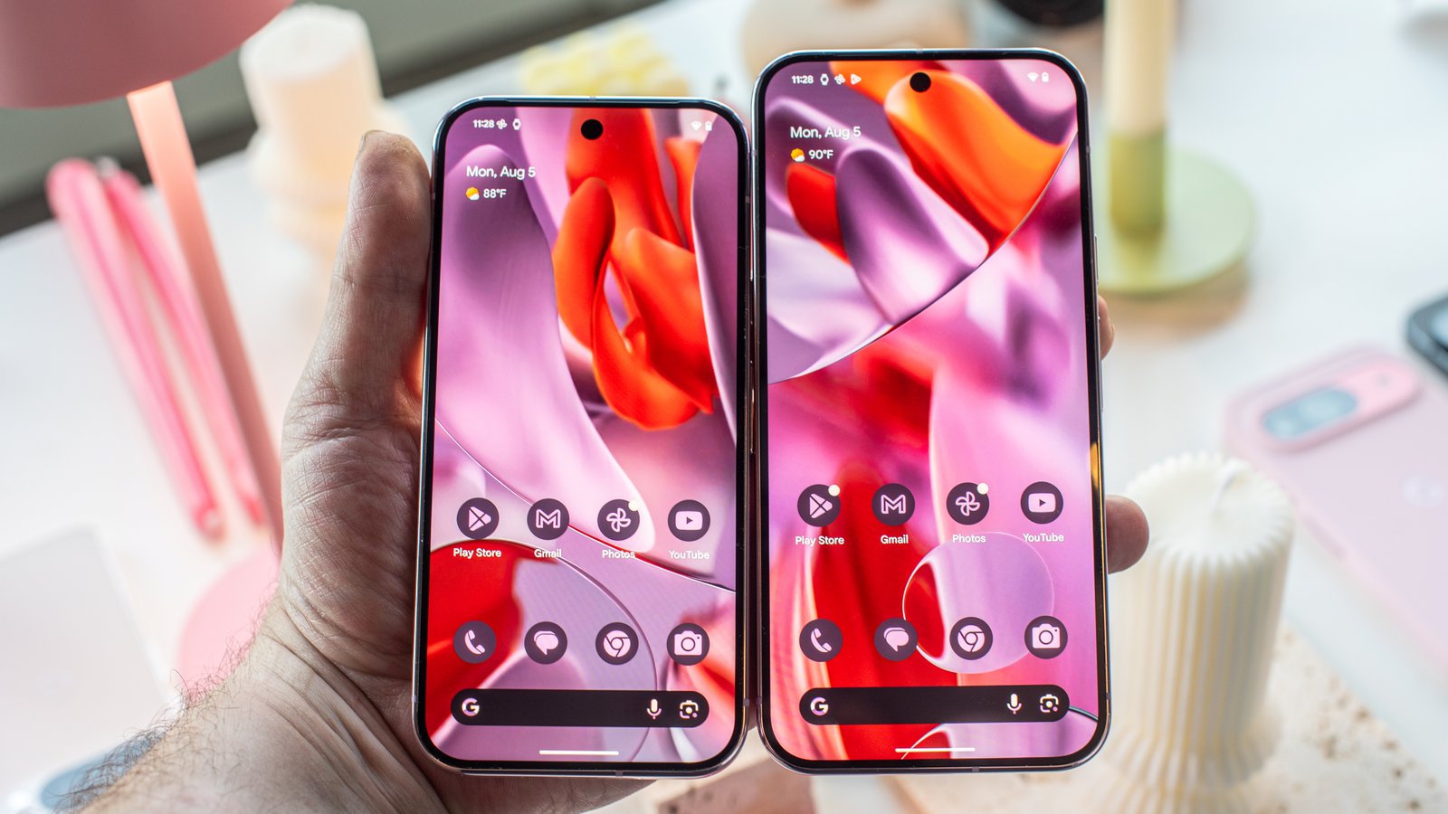 Google Pixel 9 Pro XL و Pixel 9 Pro جنبًا إلى جنب مع شاشات ON