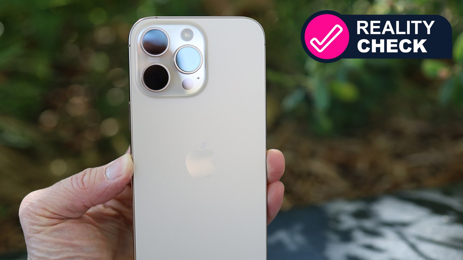 يد تحمل Apple iPhone 16 Pro Max