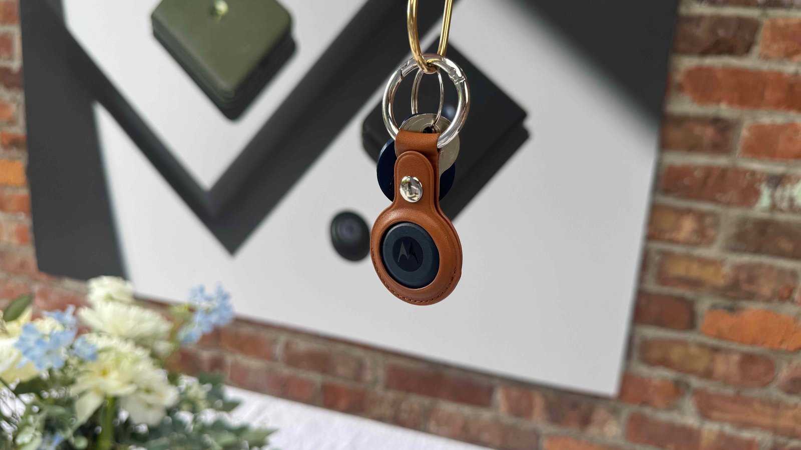 Motorola Moto Tag على مجموعة من المفاتيح.