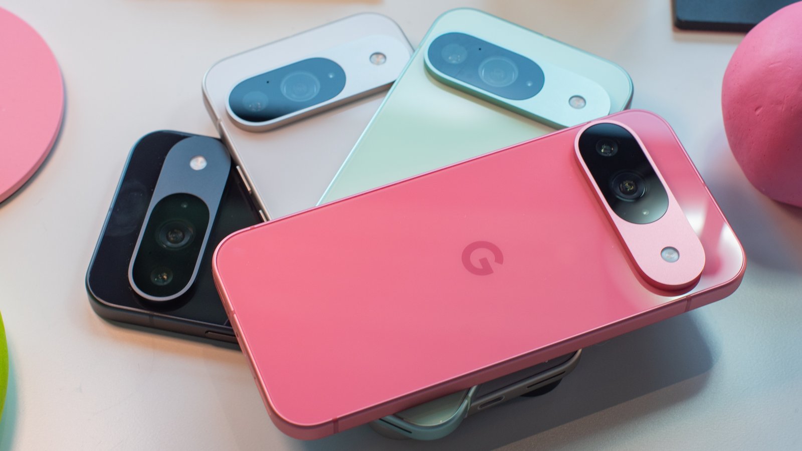 Google Pixel 9 الأمامي والخلف