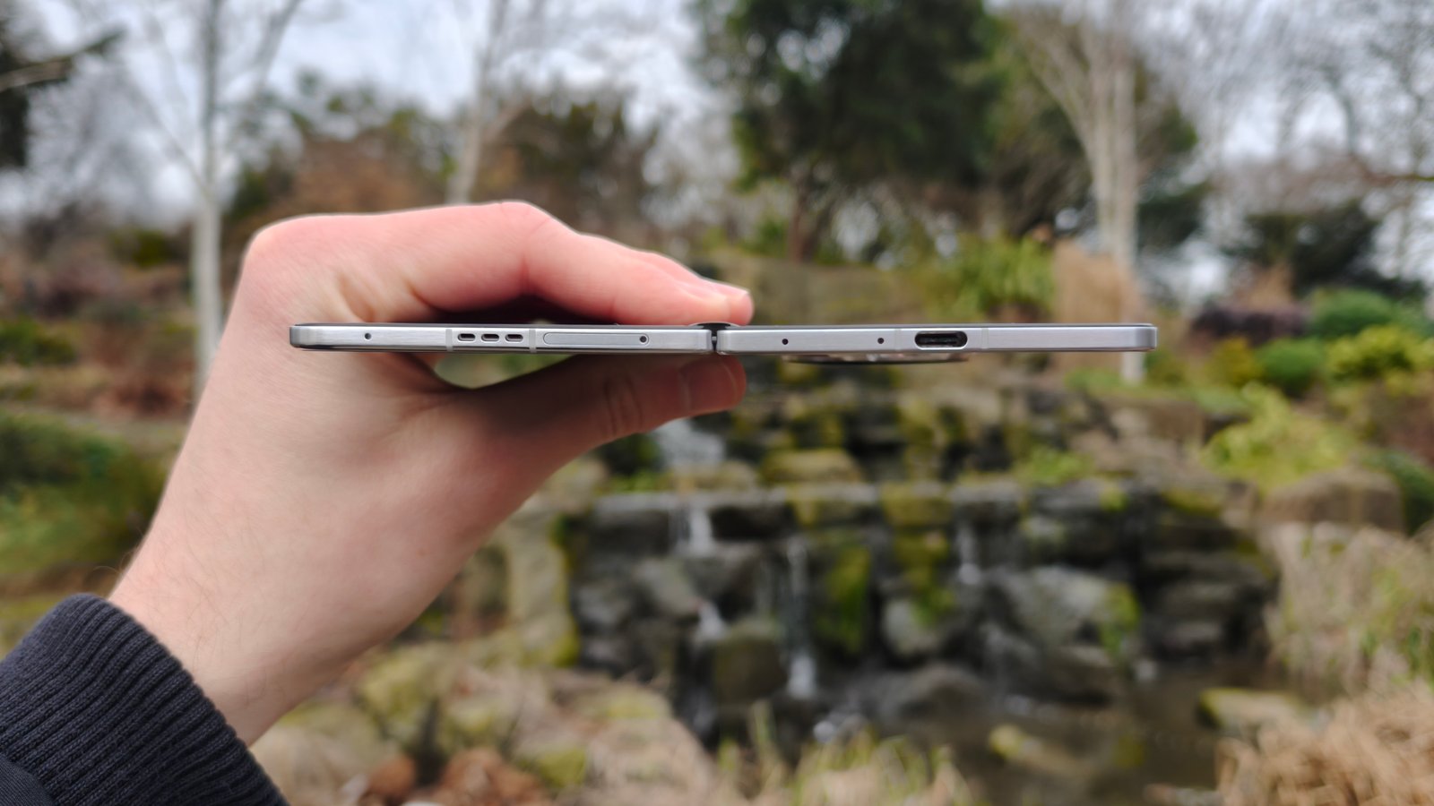 Bord inférieur de l'OPPO Find N5, cascade en arrière-plan