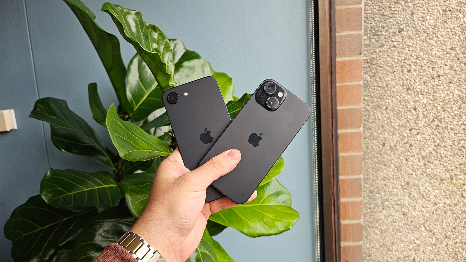 عقد iPhone 16E و iPhone 15 معًا