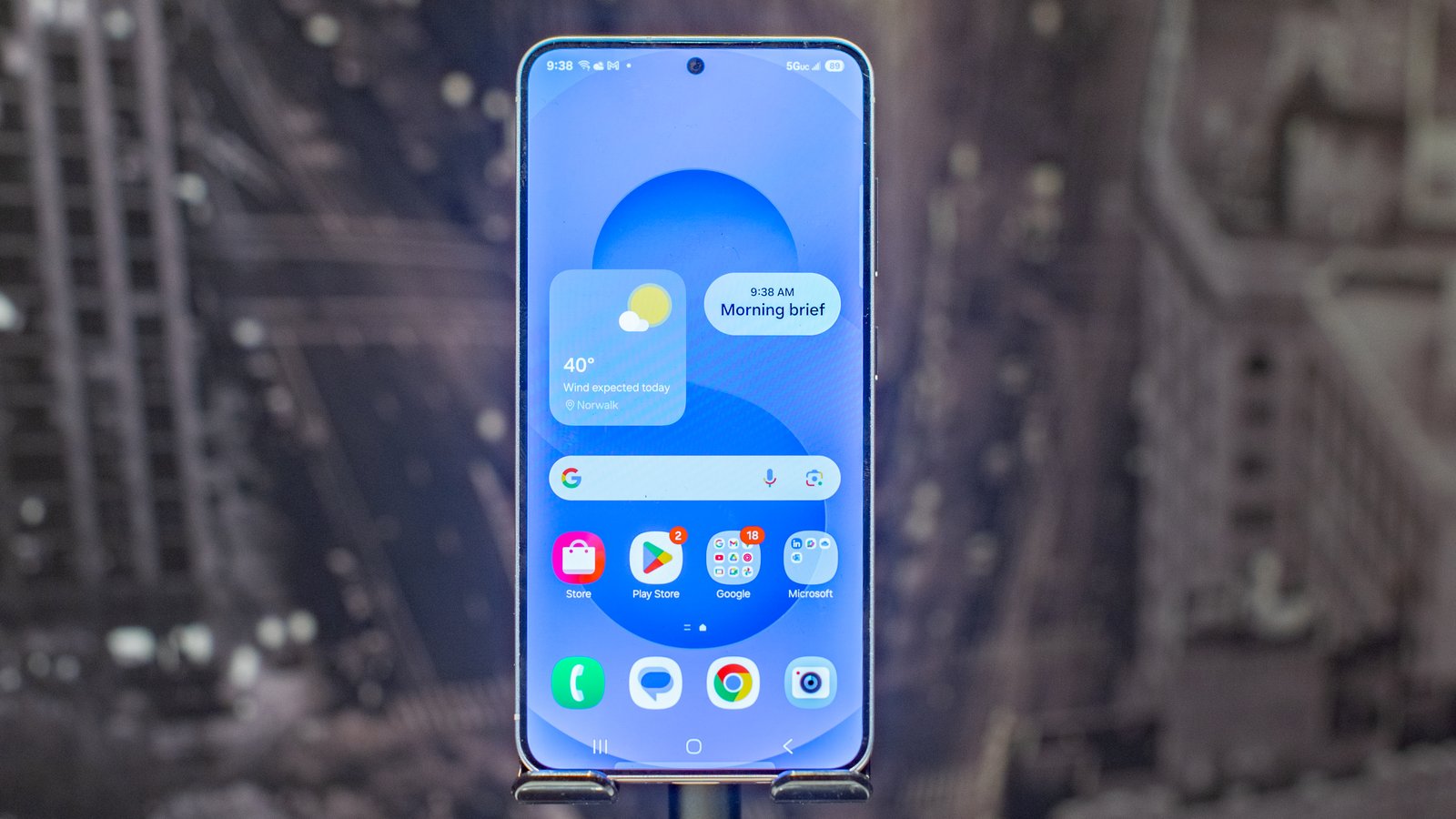 Samsung Galaxy S25 تُظهر الشاشة الرئيسية مع التطبيقات والعناصر واجهة المستخدم