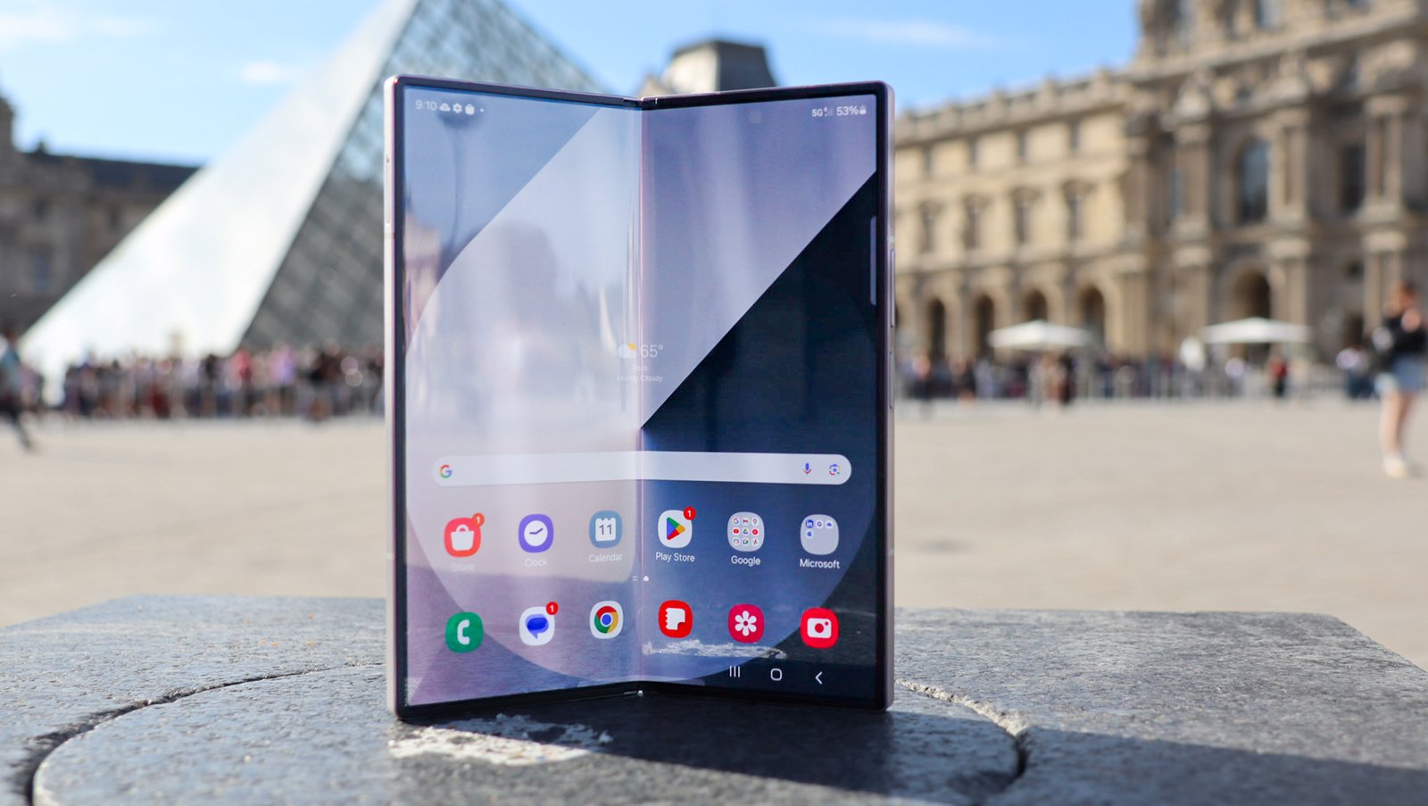 Samsung Galaxy Z Fold 6 في باريس أمام هرم اللوفر