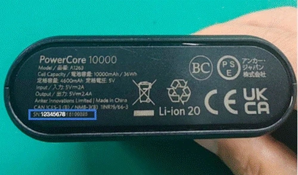القاعدة على بطارية Anker PowerCore 10000 تُظهر رقم الطراز
