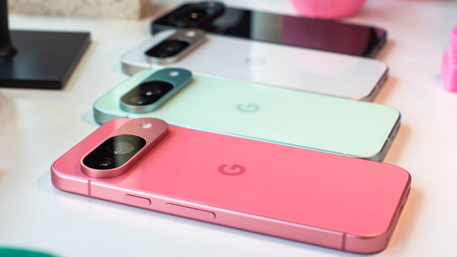 Google Pixel 9 الأمامي والخلف
