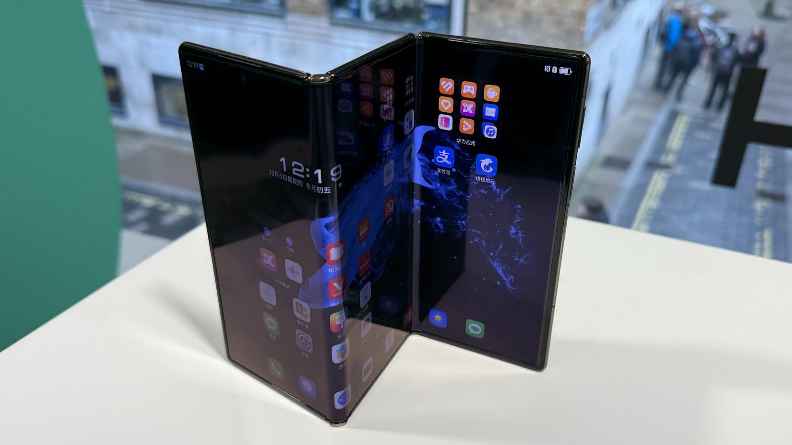 Huawei Mate XT يستريح على طاولة