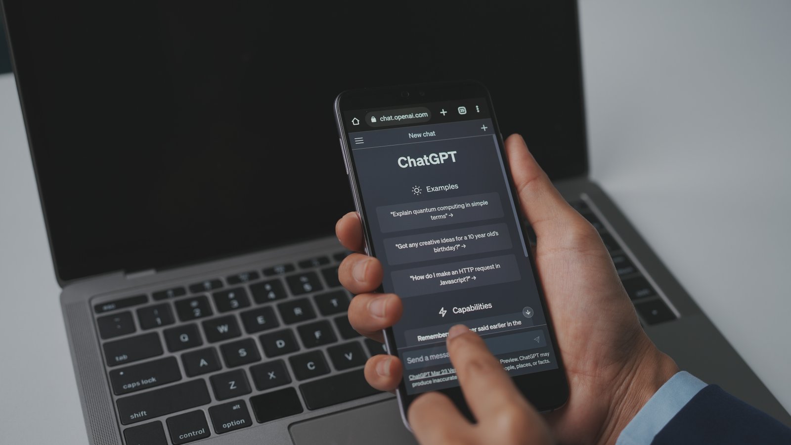 رجل يحمل هاتفًا يعرض chatgpt هو ، النموذج الأولي chatbot الذكاء الاصطناعي تم تطويره بواسطة Openai