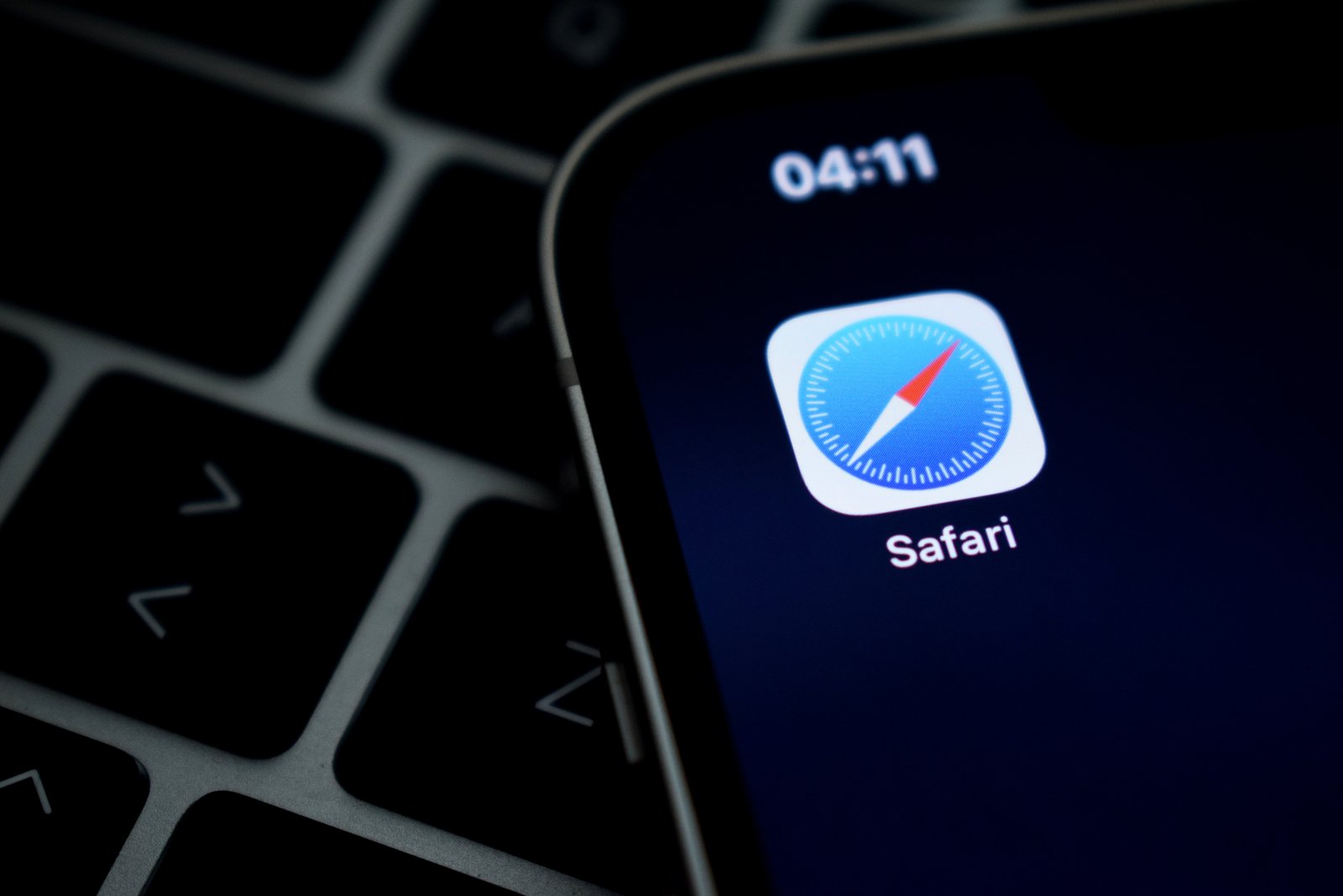 متصفح تطبيقات أيقونة Safari على شاشة iPhone. Safari هو متصفح ويب تم تطويره بواسطة Apple وجزء من MacOS و iOS.