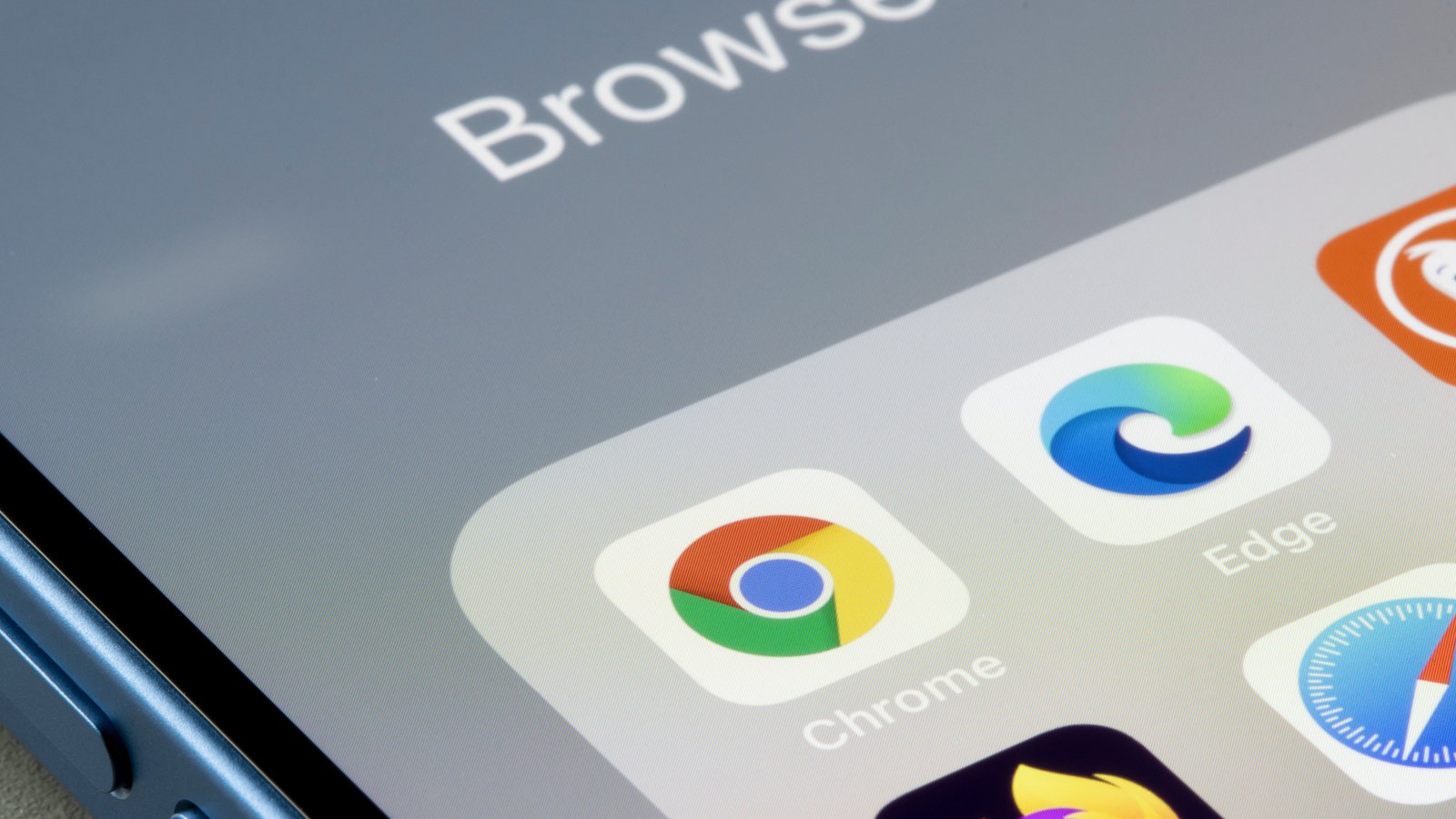 يظهر تطبيق Google Chrome على جهاز iPhone بجوار Edge وتطبيقات متصفح الويب الأخرى. تستخدم Microsoft مطالبات جديدة في Edge لمحاولة منع المستخدمين من تنزيل Chrome.