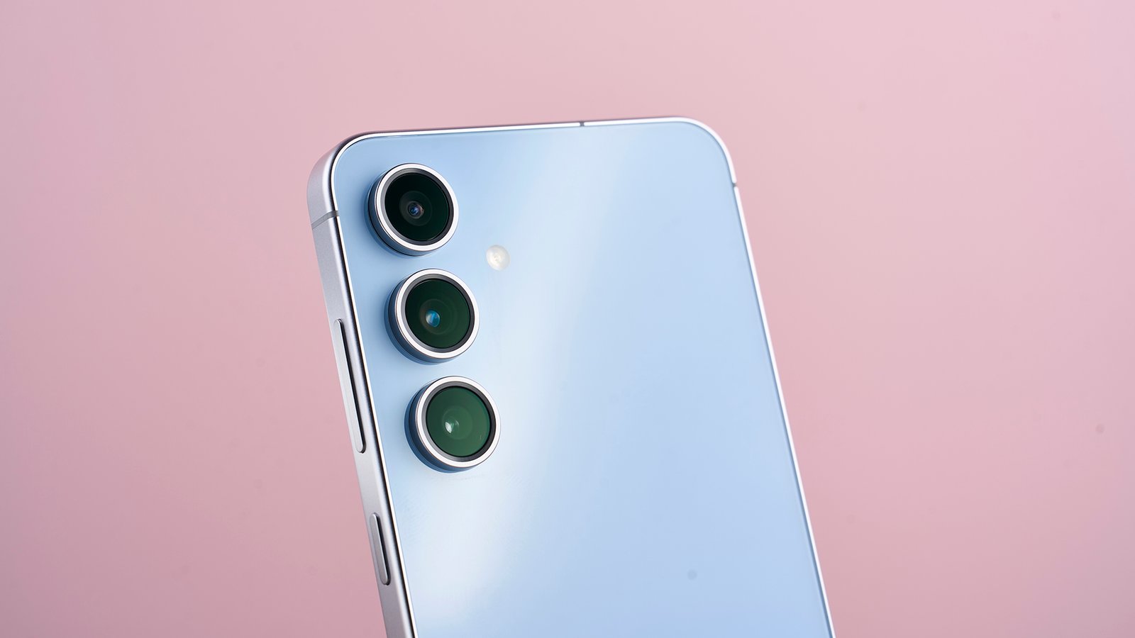 الجانب العكسي من Samsung Galaxy S24 Fe تبينه الكاميرات الخلفية