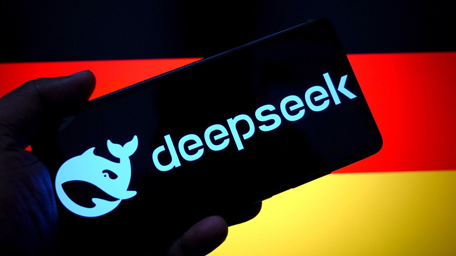 في هذا الرسم التوضيحي للصورة ، يتم عرض شعار Deepseek على الهاتف الذكي مع علم ألمانيا في الخلفية. 