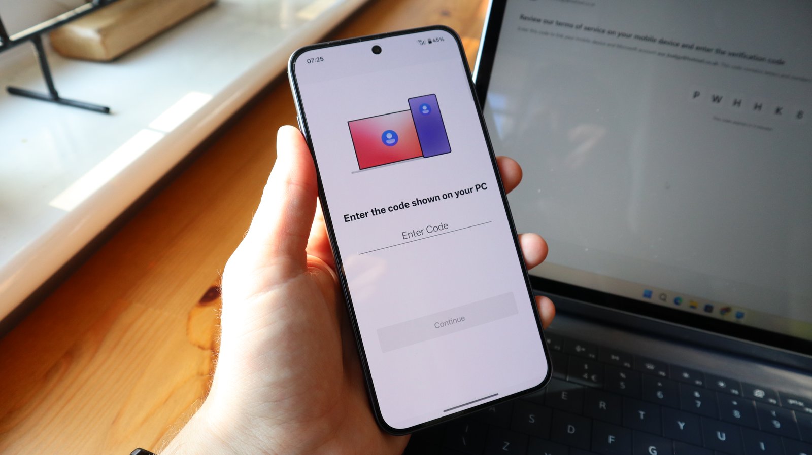 مستخدم Android يقوم بتوصيل هاتفه بجهاز كمبيوتر يعمل بنظام Windows