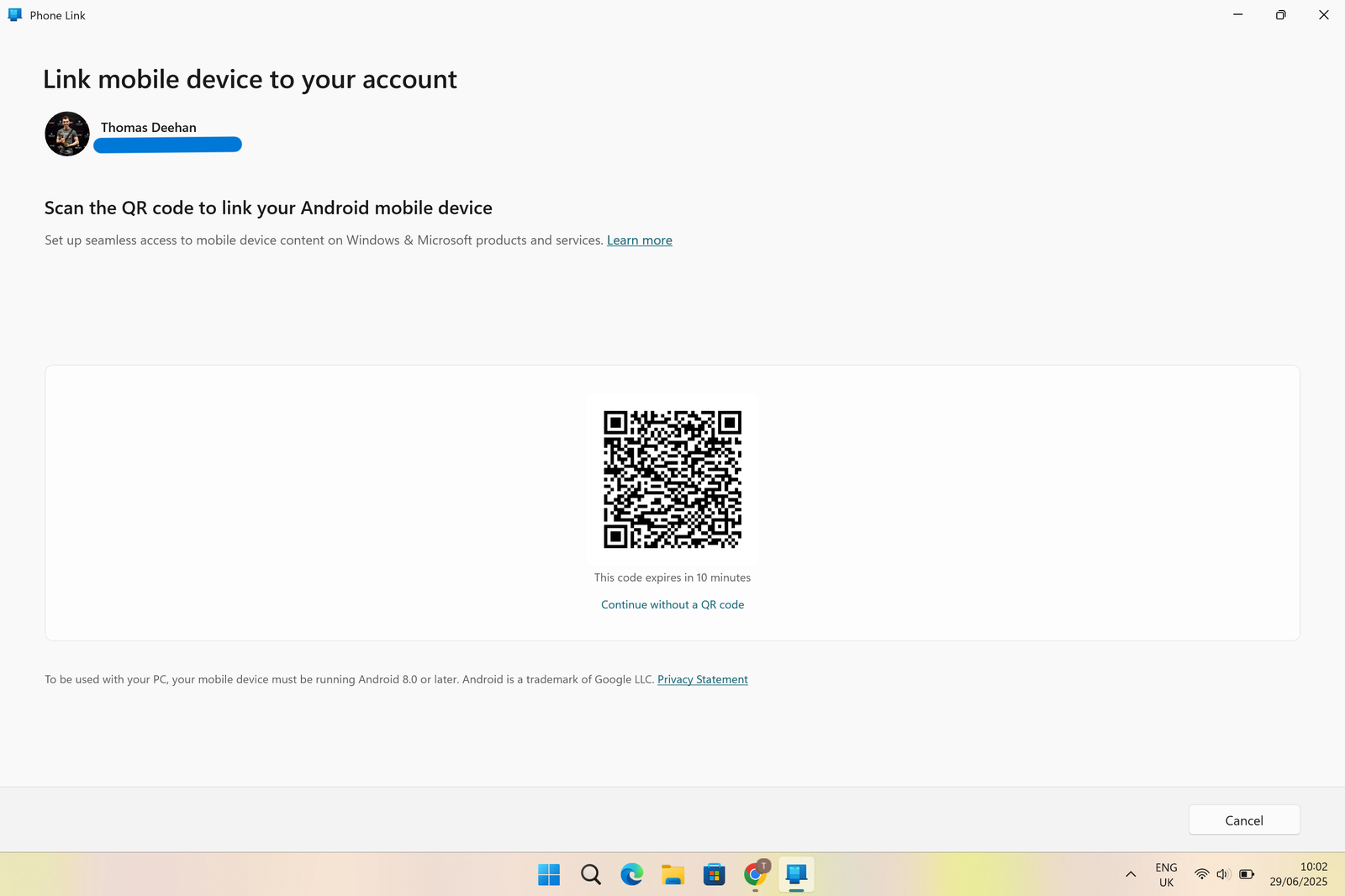 مستخدم Android يقوم بتوصيل هاتفه بجهاز كمبيوتر يعمل بنظام Windows