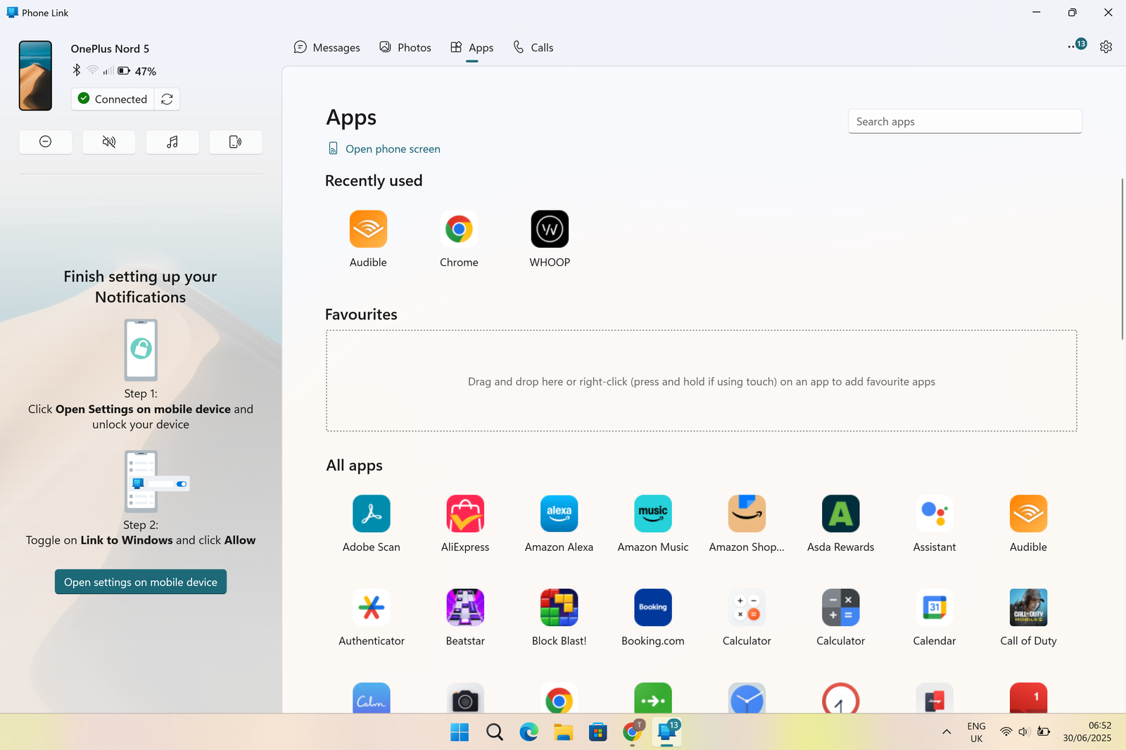 مستخدم Android يقوم بتوصيل هاتفه بجهاز كمبيوتر يعمل بنظام Windows
