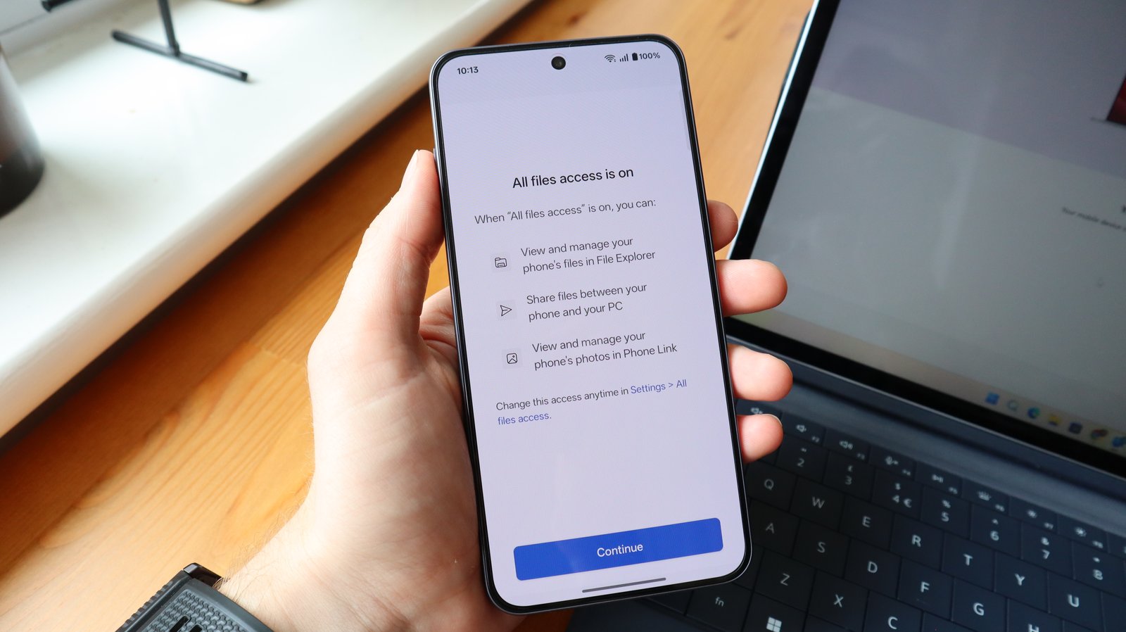 مستخدم Android يقوم بتوصيل هاتفه بجهاز كمبيوتر يعمل بنظام Windows