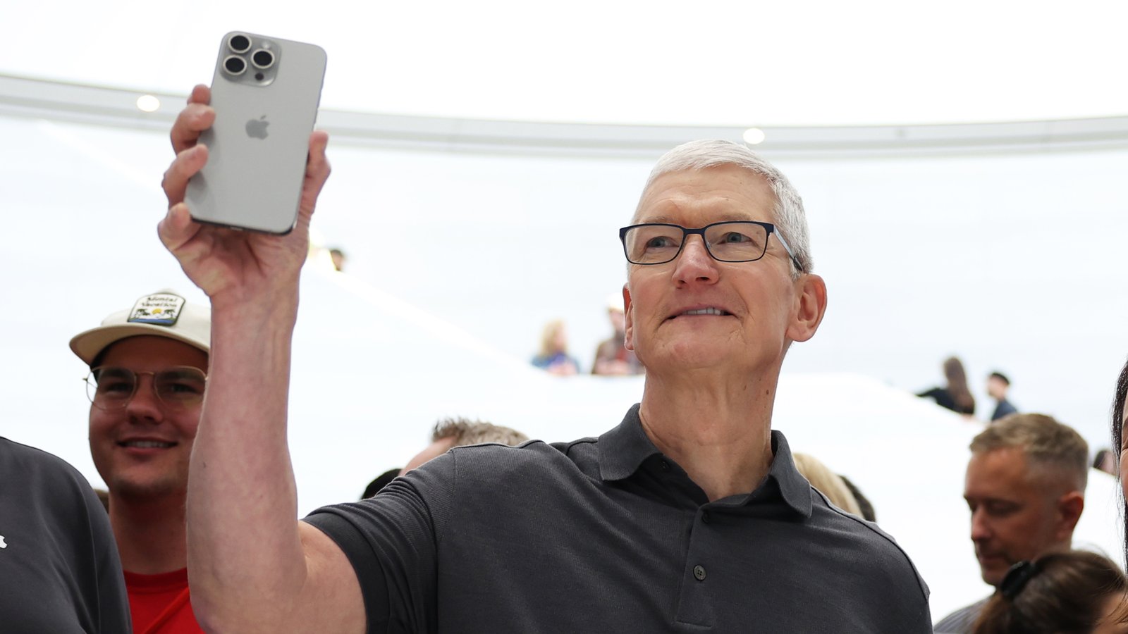 تيم كوك مع iPhone 15