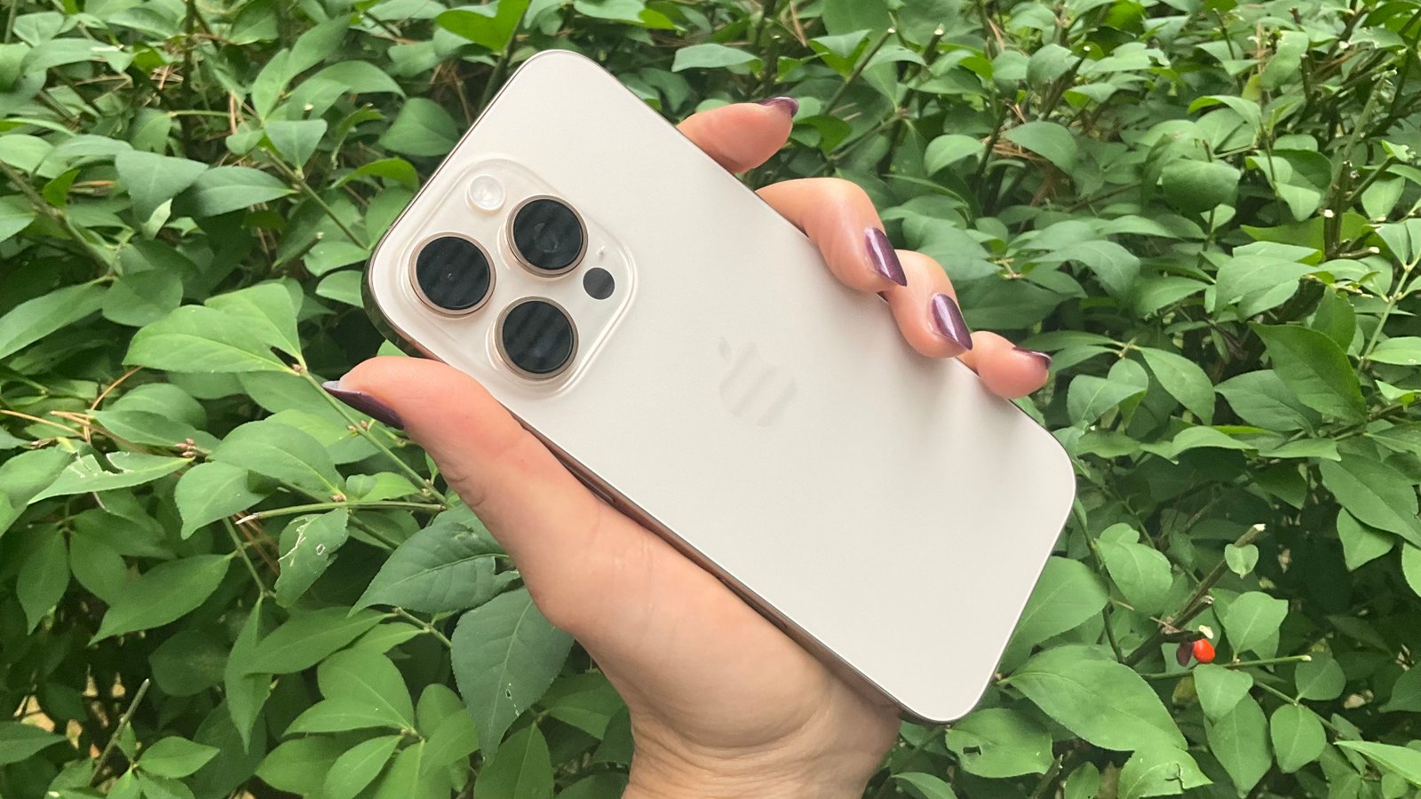 iPhone 16 Pro Desert Titanium في متناول اليد
