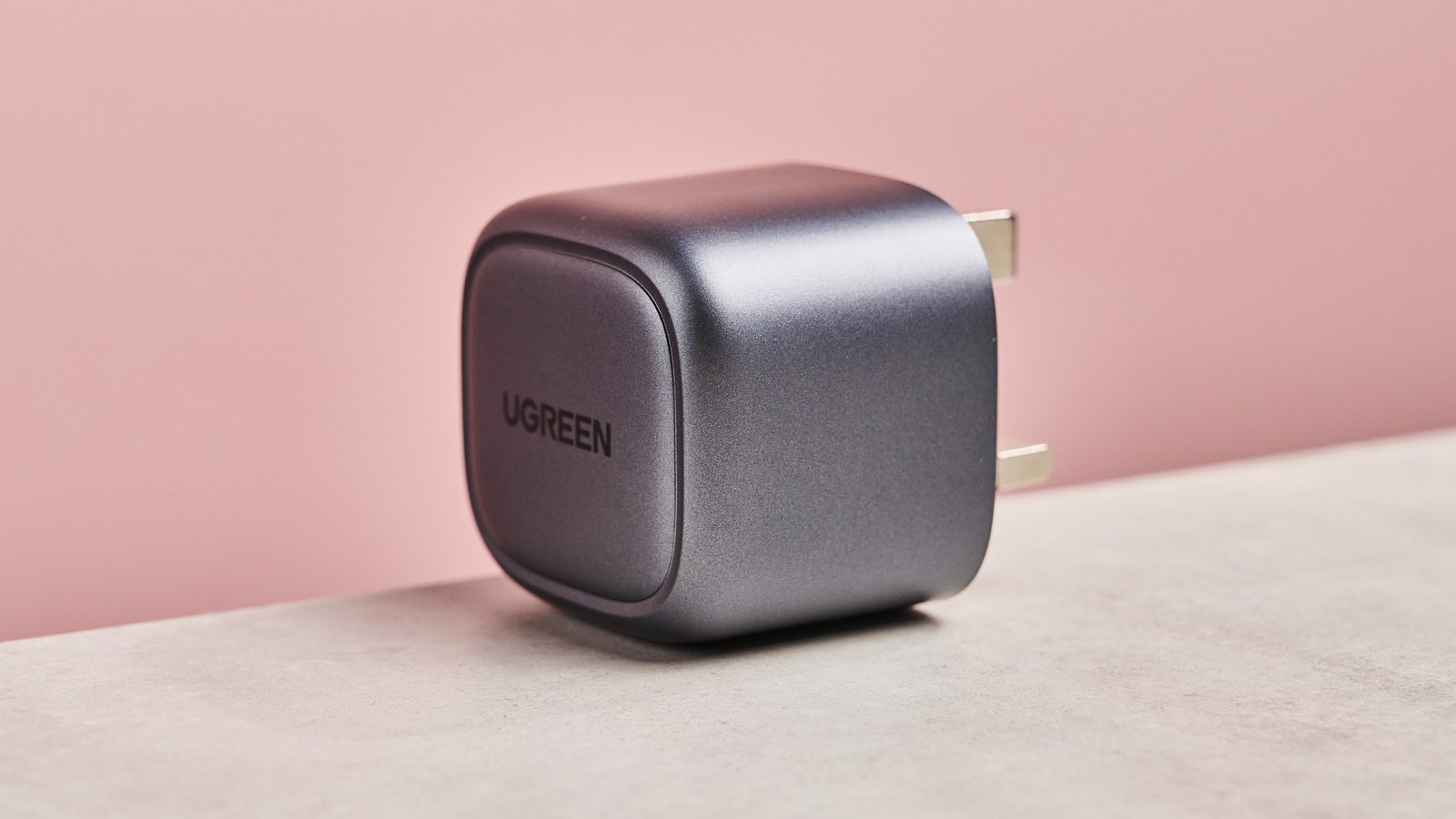 الملف الجانبي من Ugreen Nexode Mini 30W ضد الخلفية الوردية
