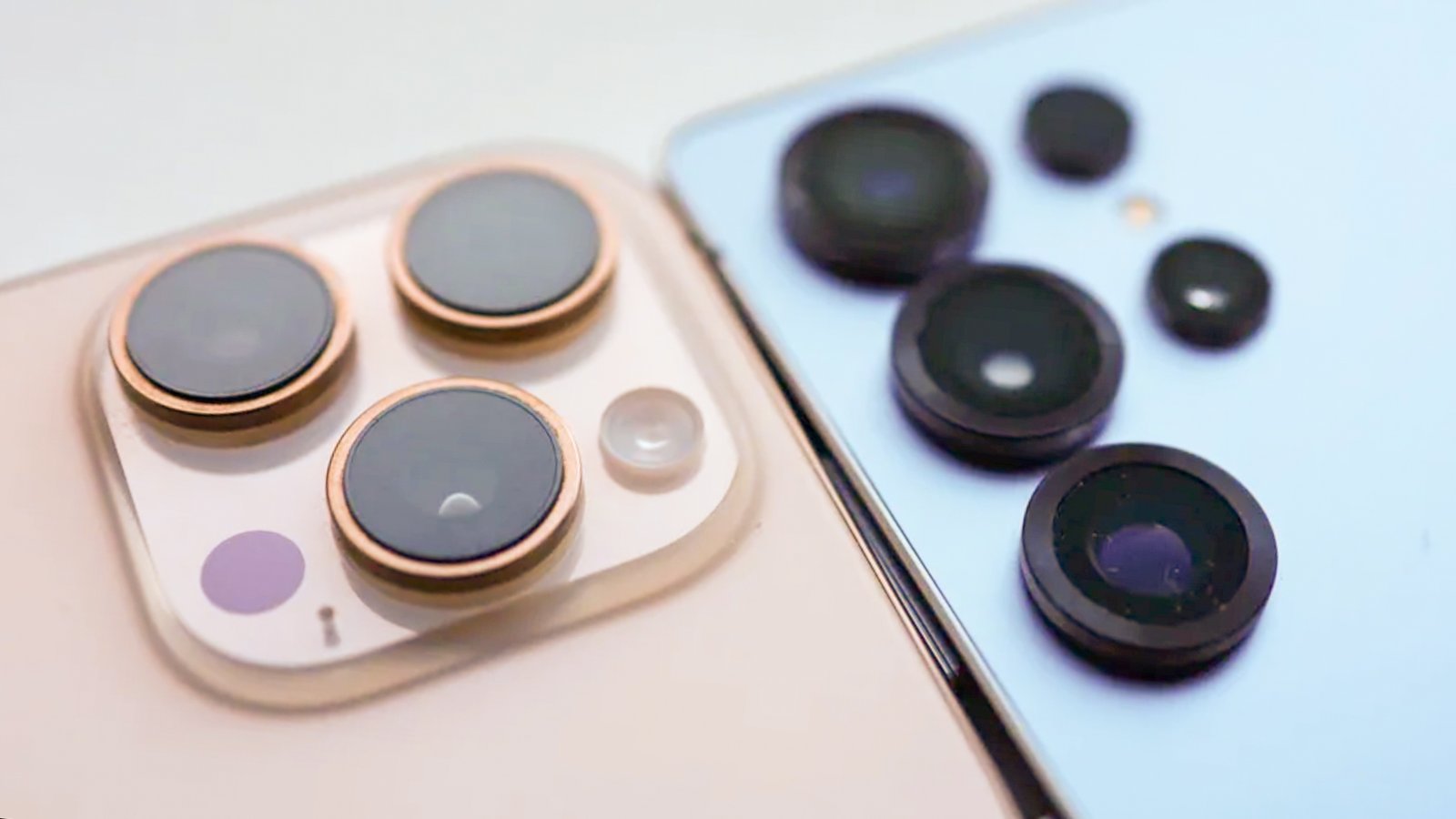 Apple iPhone 16 Pro Cameras بجوار Samsung Galaxy S25 Ultra Cameras ، عن قرب من الخلف