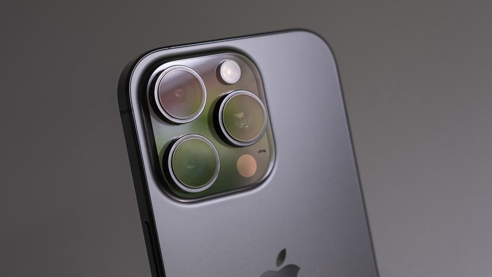 iPhone 16 Pro على خلفية رمادية