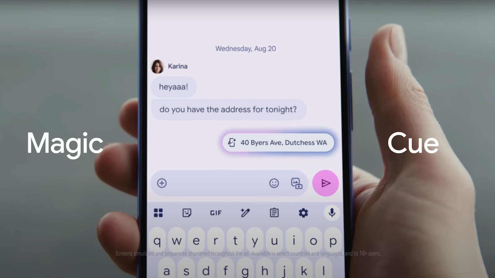 يدًا تحمل هاتف Google Pixel 10 يعرض ميزة Magic Cue على رسالة نصية