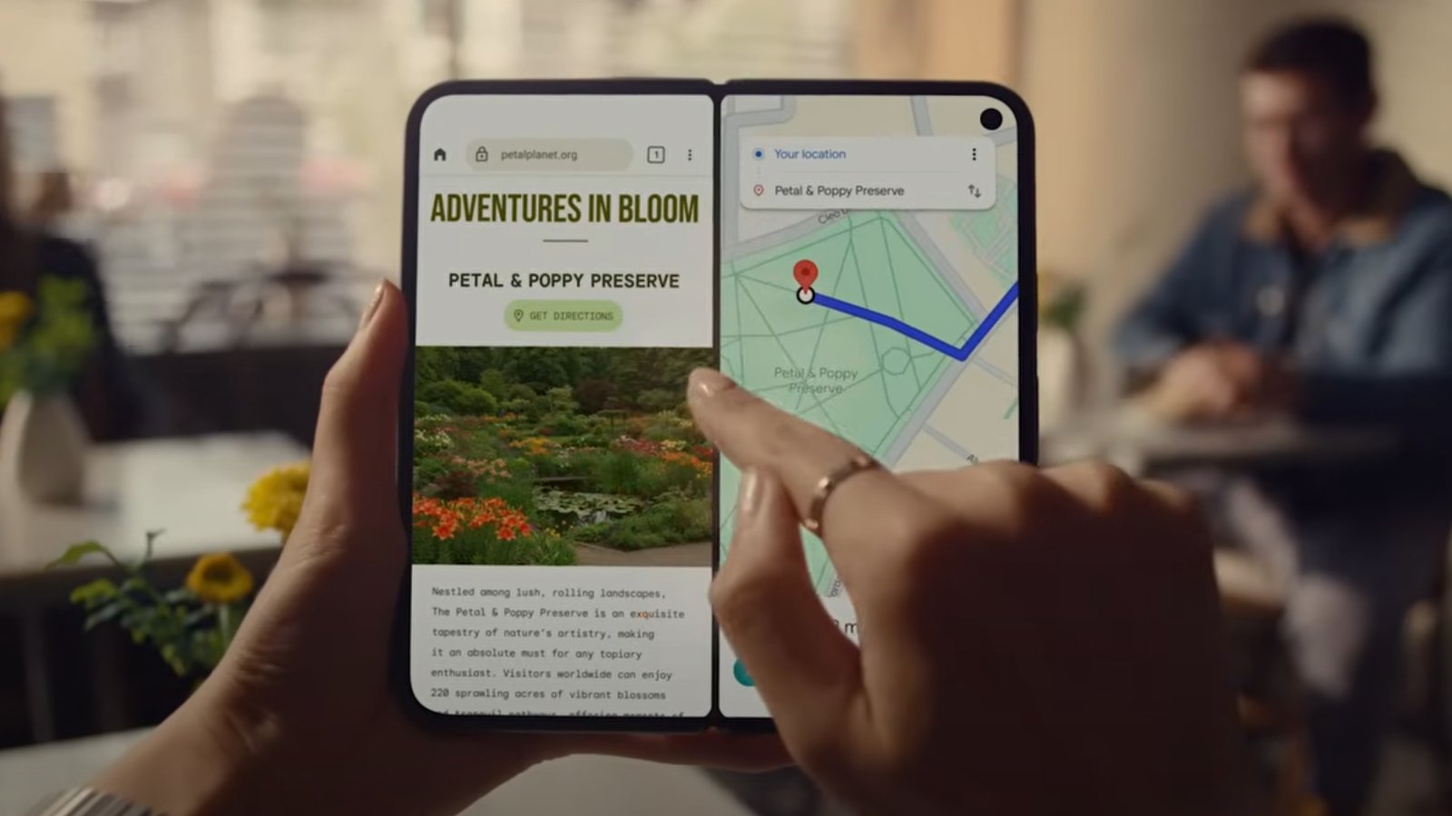 يديان باستخدام Google Pixel 10 Pro Fold