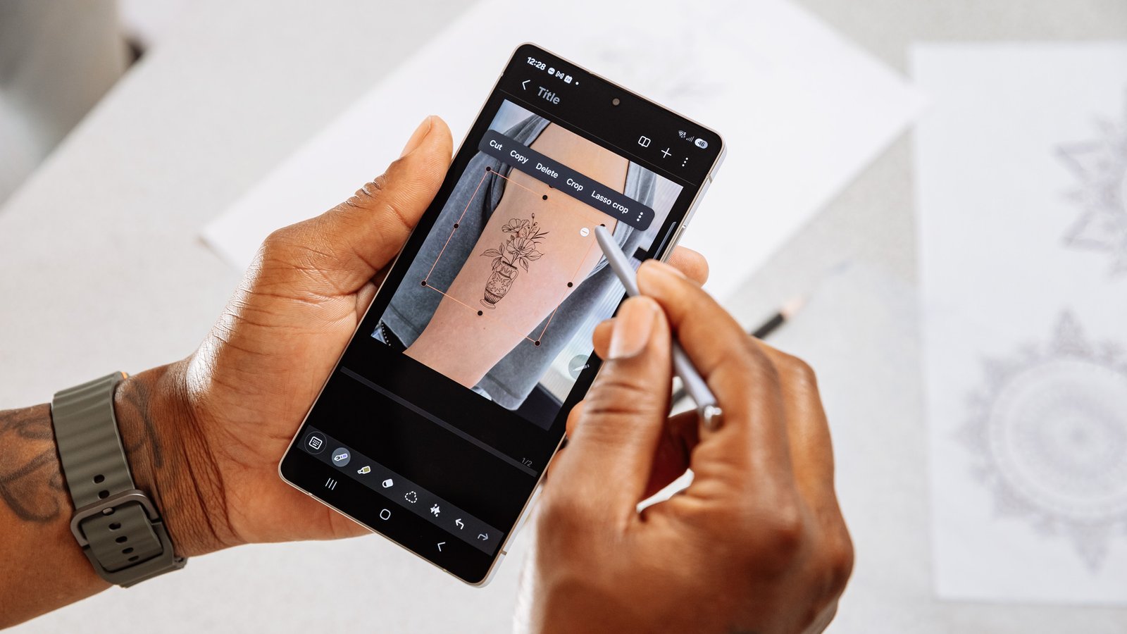 رجل يستخدم قلم S لتشغيل Samsung Galaxy S25 Ultra.