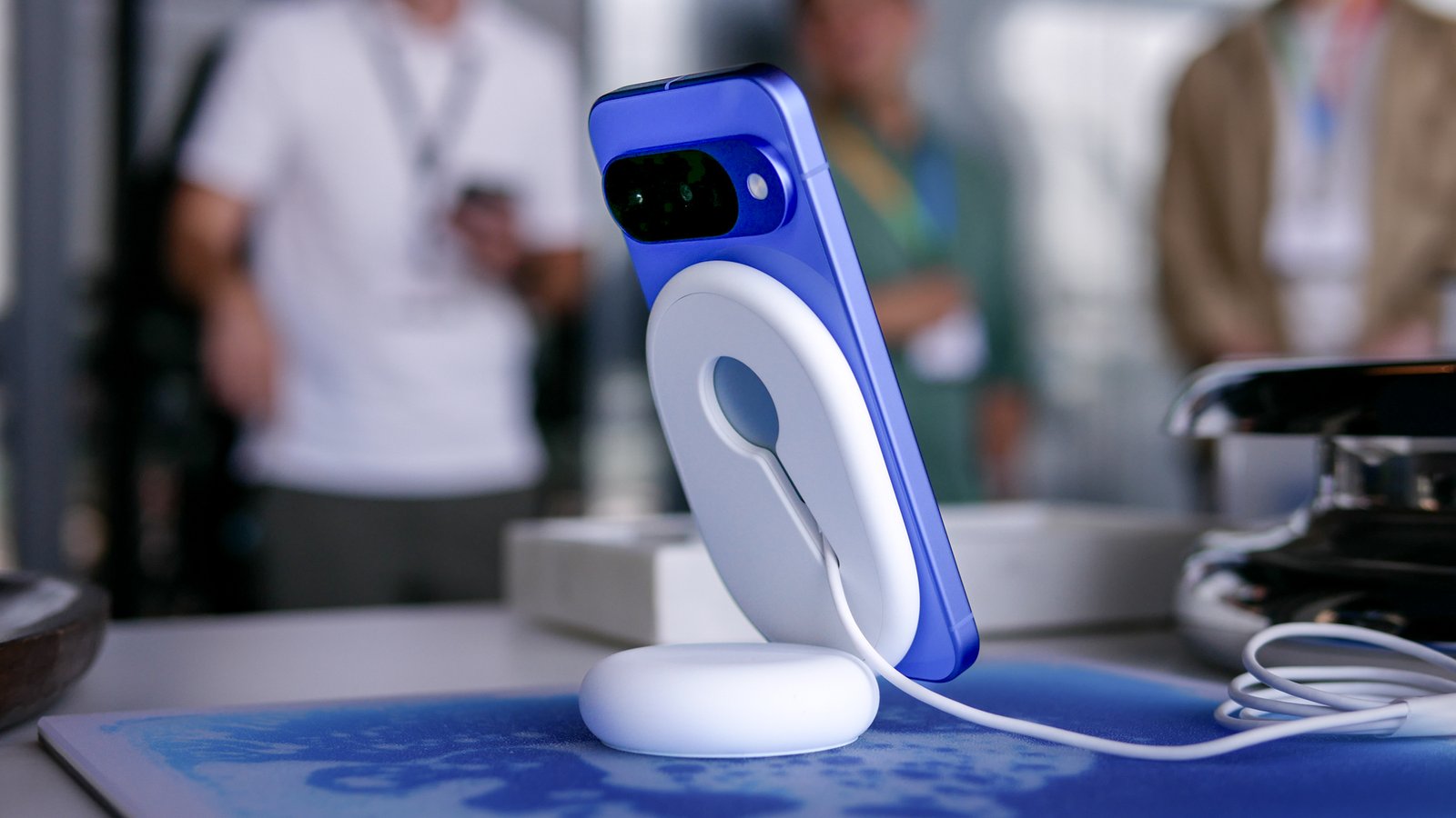 Google Pixelsnap Wireless Charger مع عرض تجريبي مع الهاتف المرفق