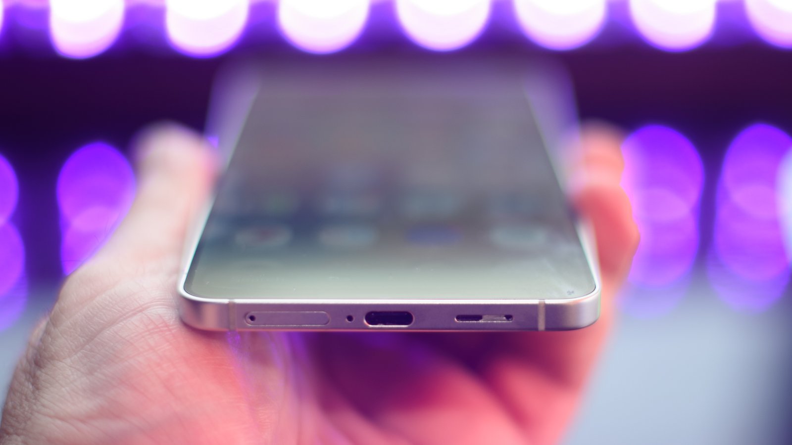 Samsung Galaxy S25 Edge من أسفل مع الأضواء السوداء غير واضحة في الخلفية