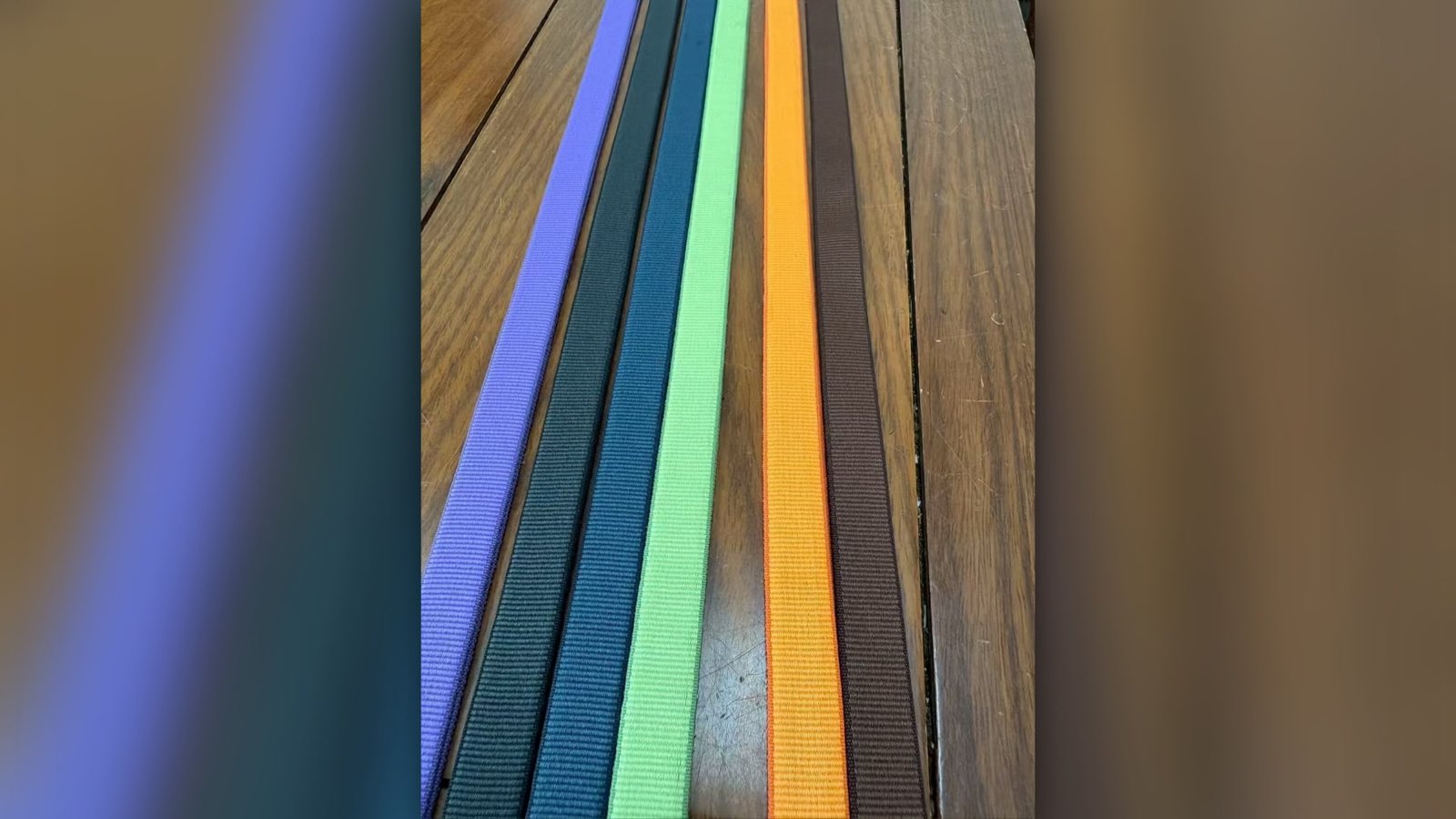 الصور التي تم تسريبها وتقدم ما يزعم أنه ملحق Crossbody Strap iPhone 17 من Apple.