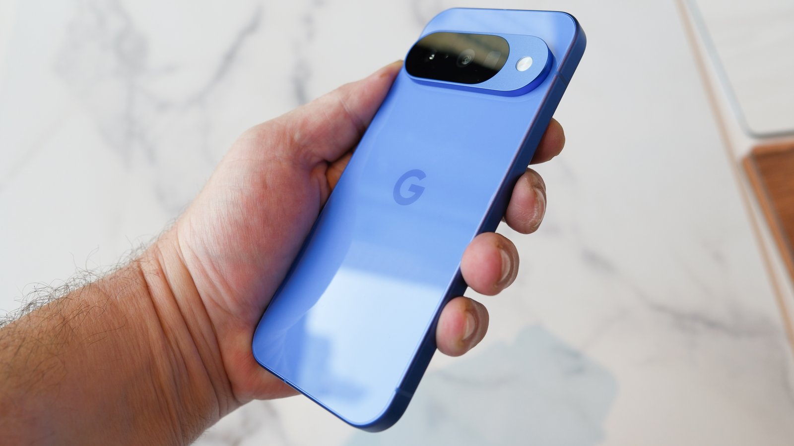 Google Pixel 10 في متناول اليد من 3/4 زاوية 