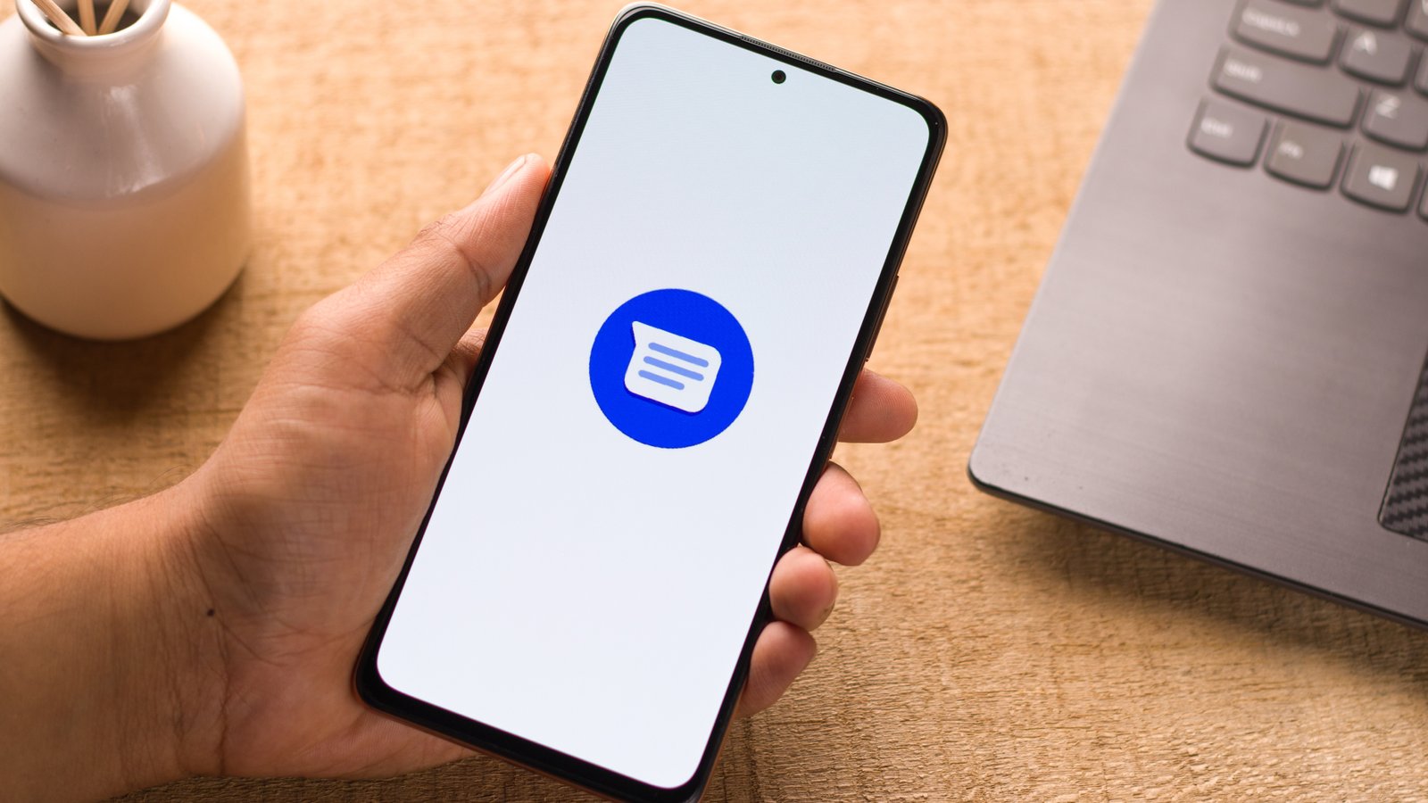 هاتف يعرض شعار رسائل Google