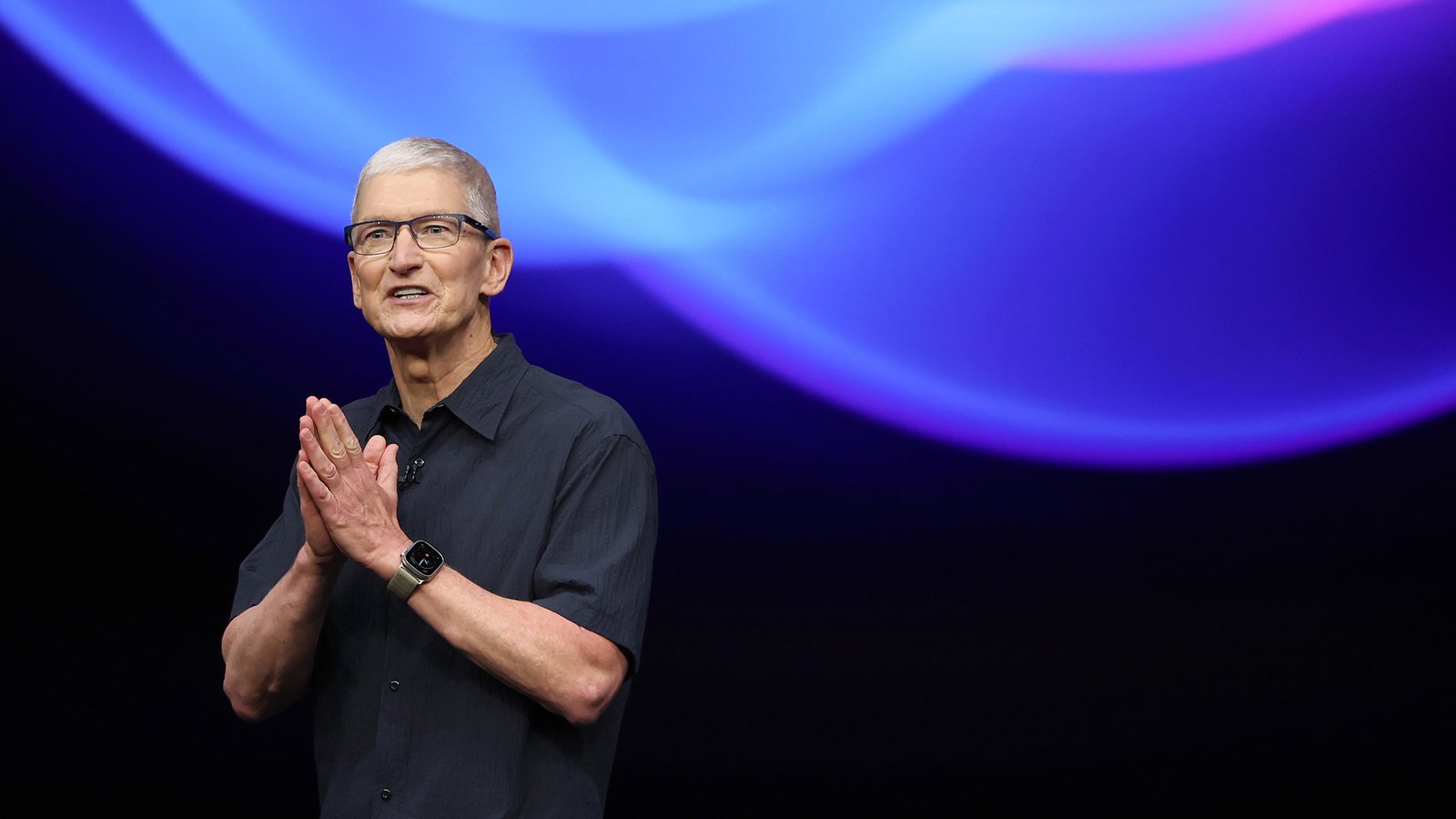 يقدم تيم كوك الرئيس التنفيذي لشركة Apple ملاحظات قبل بدء حدث Apple في مقر Apple في 09 سبتمبر 2024 في كوبرتينو ، كاليفورنيا. عقدت Apple حدثًا لعرض طرز iPhone 16 الجديدة و Airpods و Apple Watch. (تصوير جوستين سوليفان/غيتي إيموكيز)