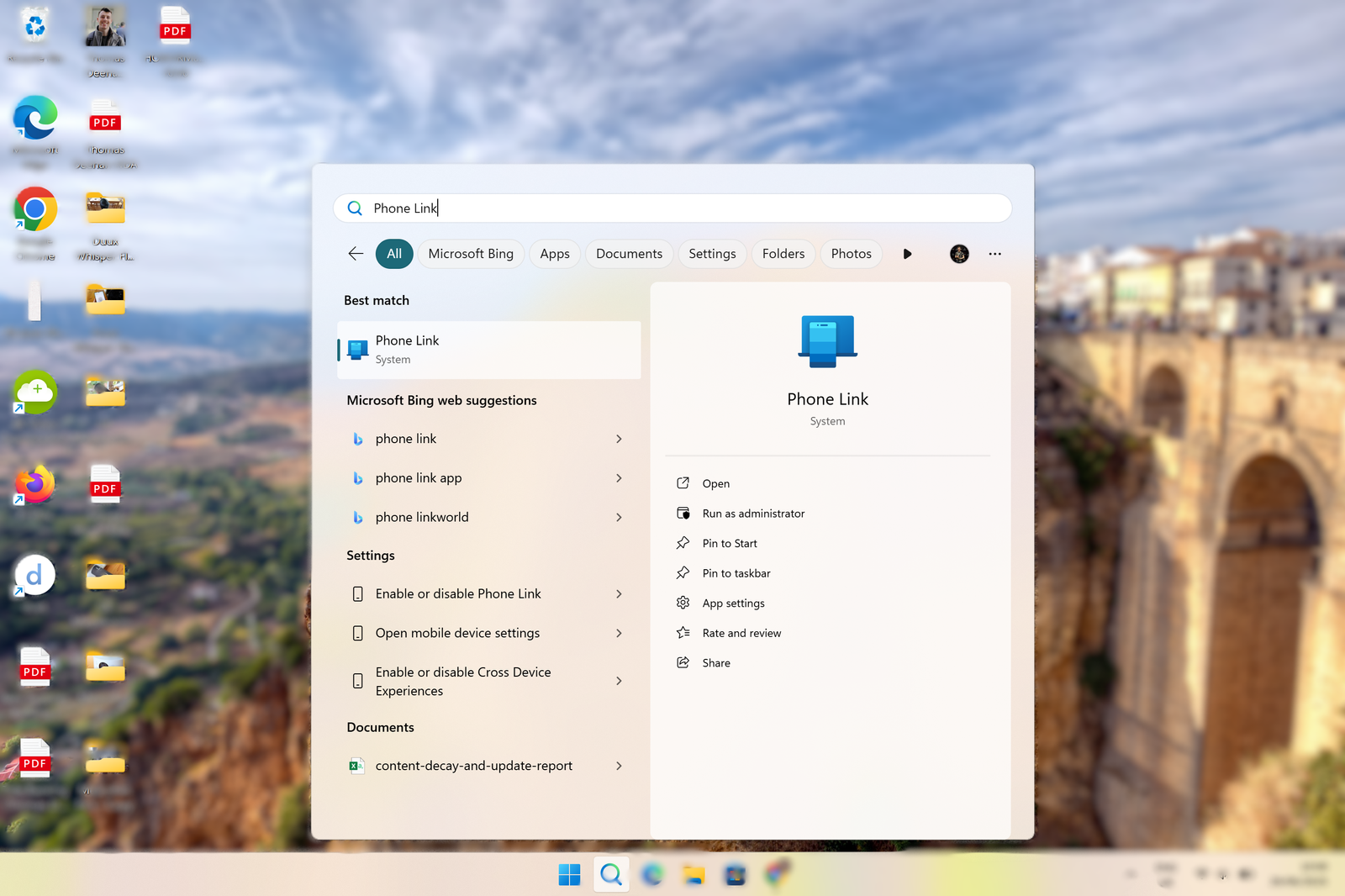 مستخدم Android يقوم بتوصيل هاتفه بجهاز كمبيوتر يعمل بنظام Windows